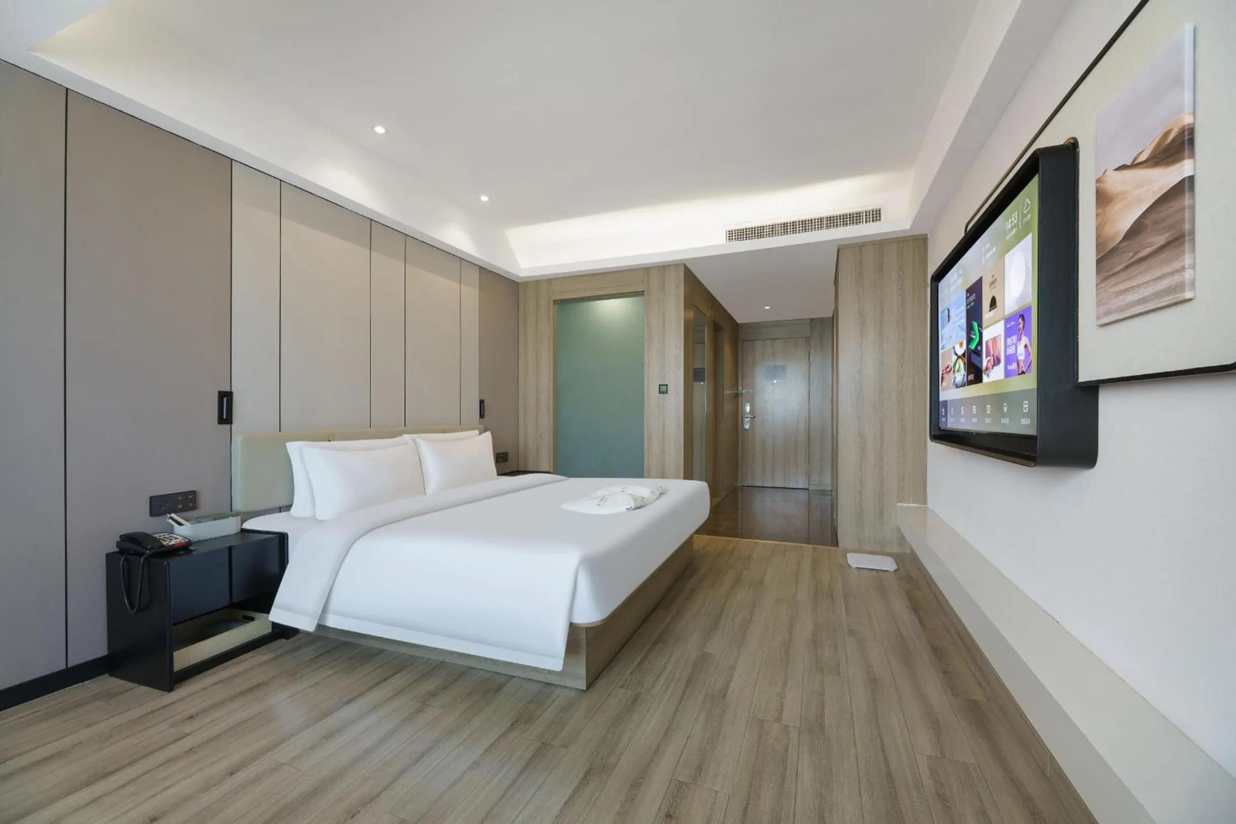 Photo of the whole room, Bed in Atour Hotel Xi'an Bell Tower North Street Station