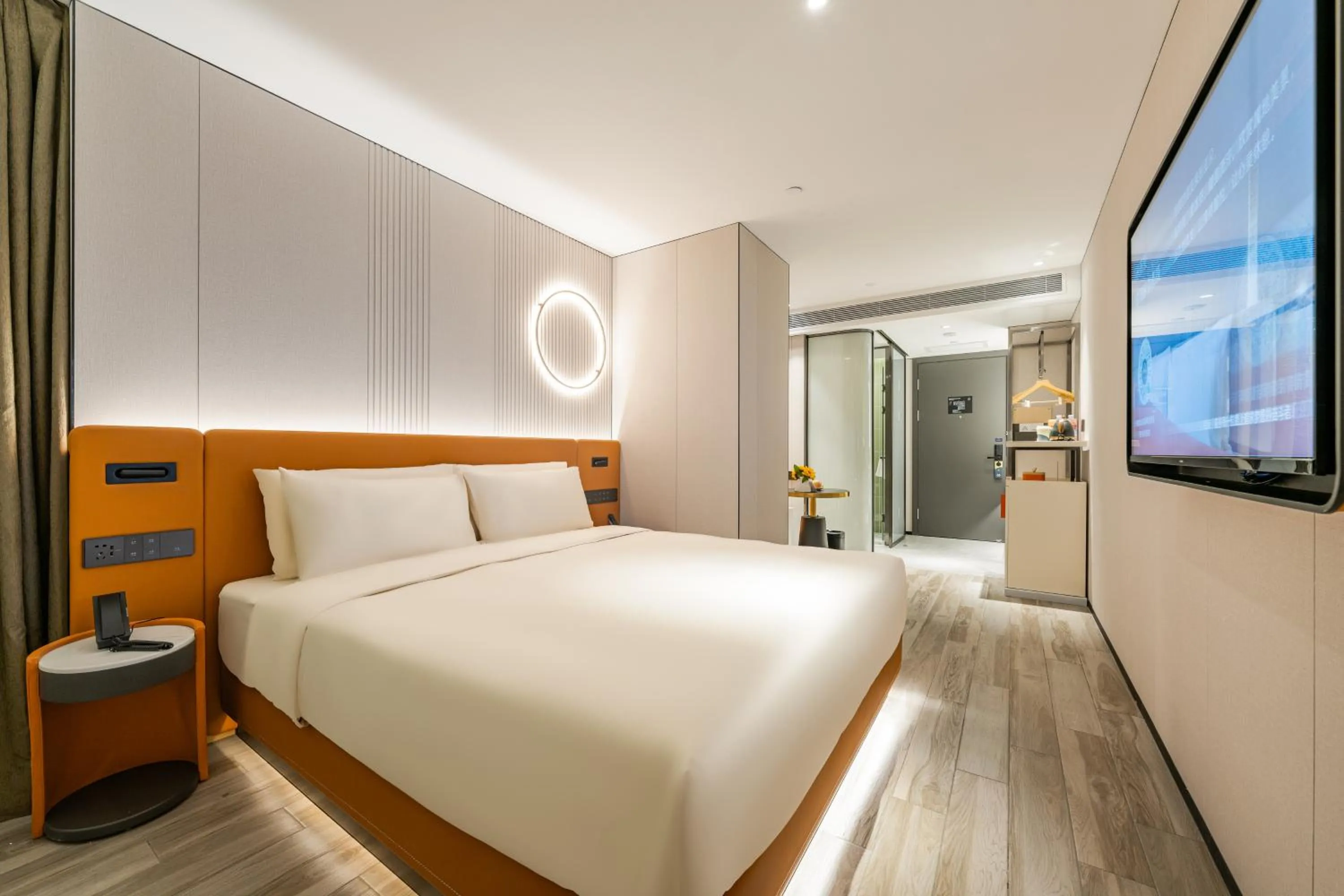 Photo of the whole room, Bed in Atour Hotel Beijing Tiananmen Wangfujing Pedestrian