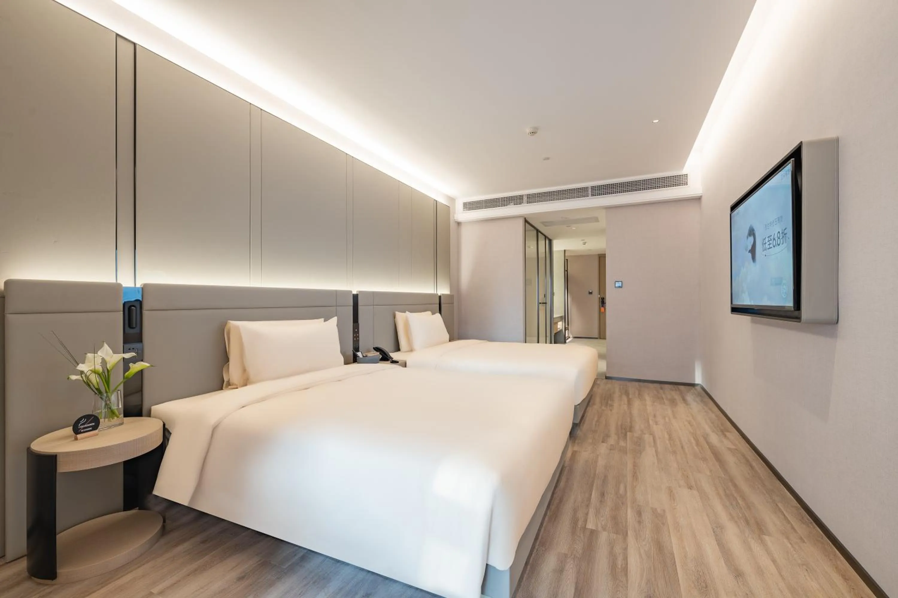 Photo of the whole room, Bed in Atour S Hotel Shanghai Lujiazui Expo Center