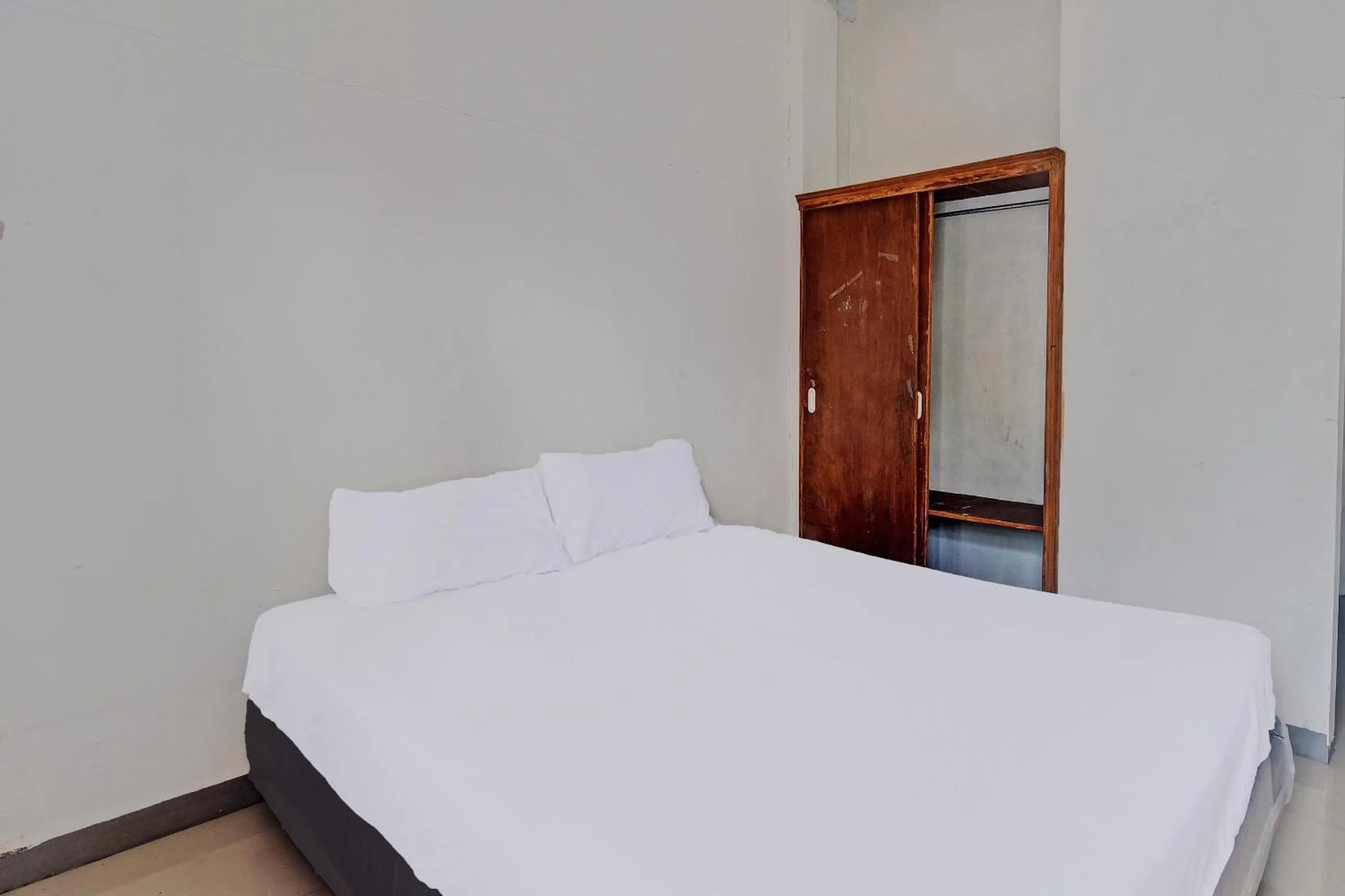 Bedroom, Bed in Hotel O Susupuan KostNearTaman Deki Lestari