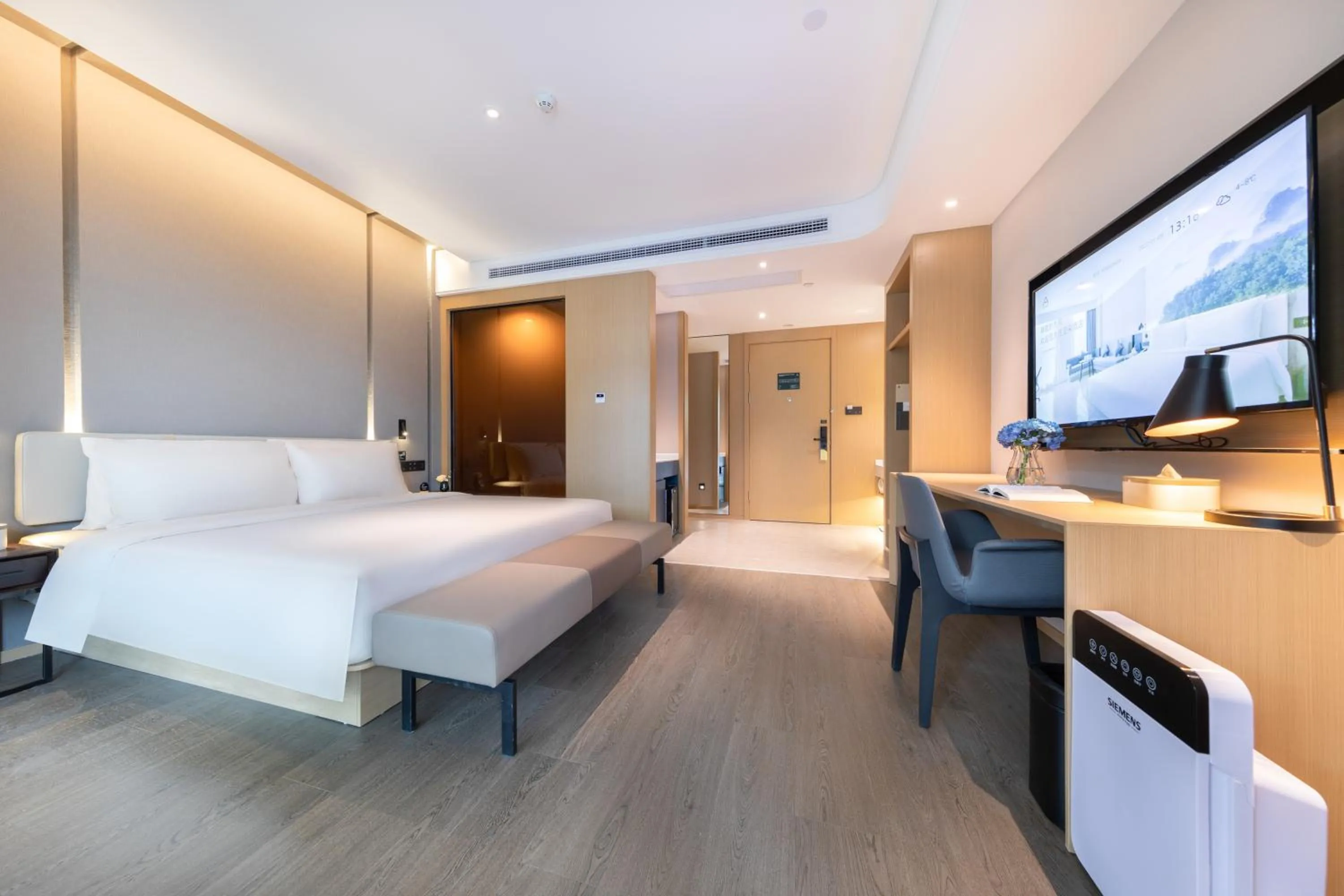 Photo of the whole room, Bed in Atour Hotel Suzhou Guanqian Street Leqiao Station