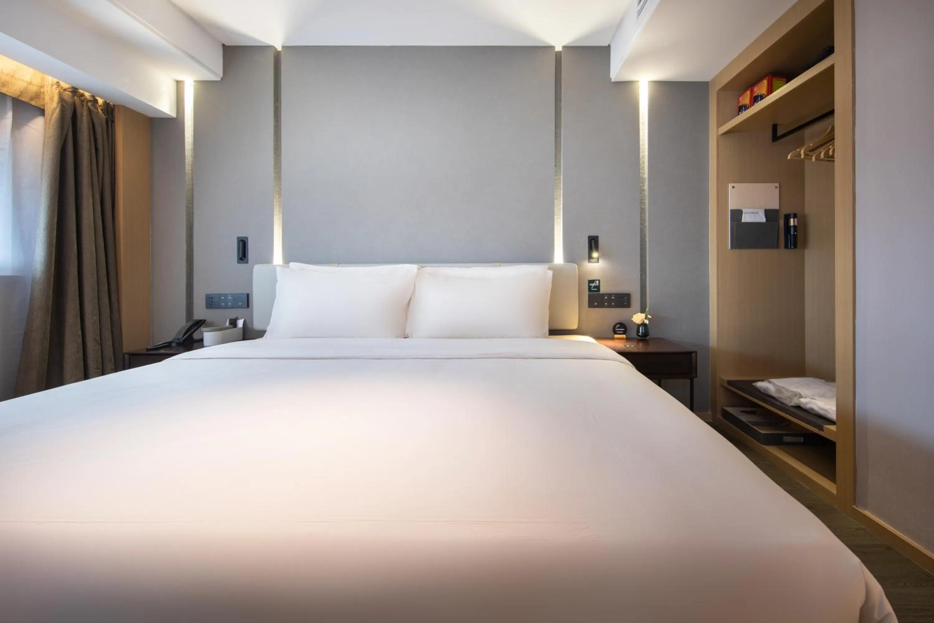 Bed in Atour Hotel Suzhou Guanqian Street Leqiao Station