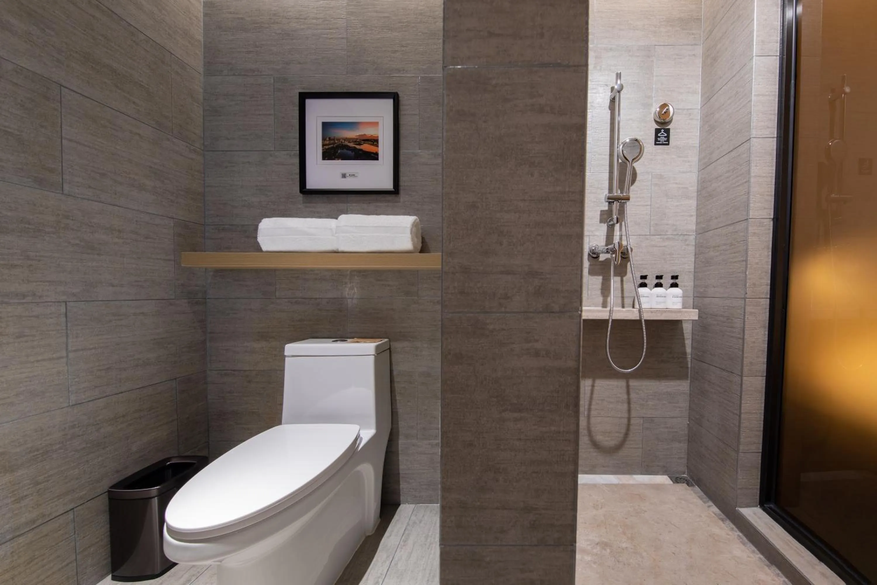 Shower in 厦门火车站明发广场亚朵酒店