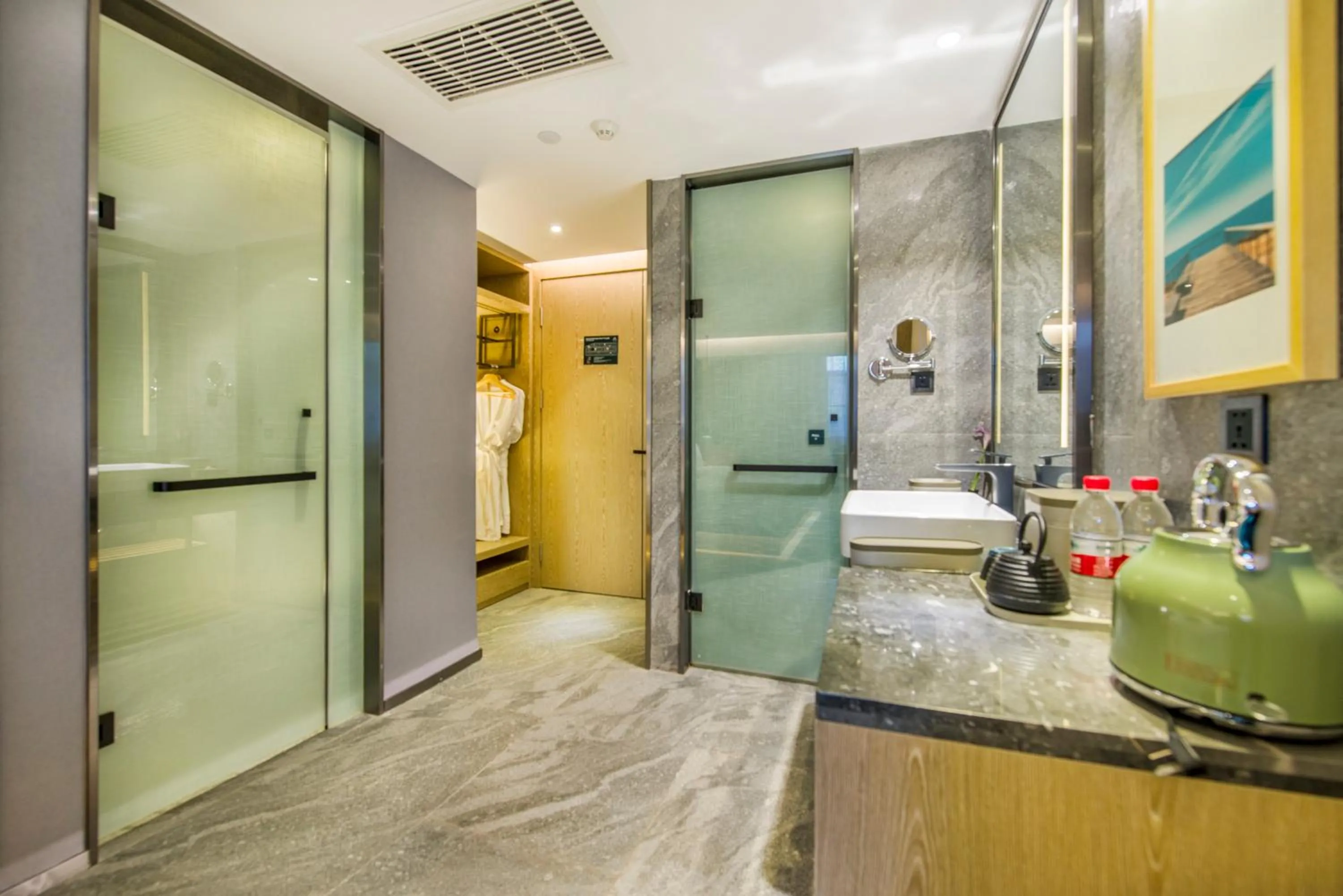 Photo of the whole room in Atour X Hotel Zhujiang New Town Tianhe Park Station Guangzhou close to Canton Fair -Free shuttle bus to Canton Fair