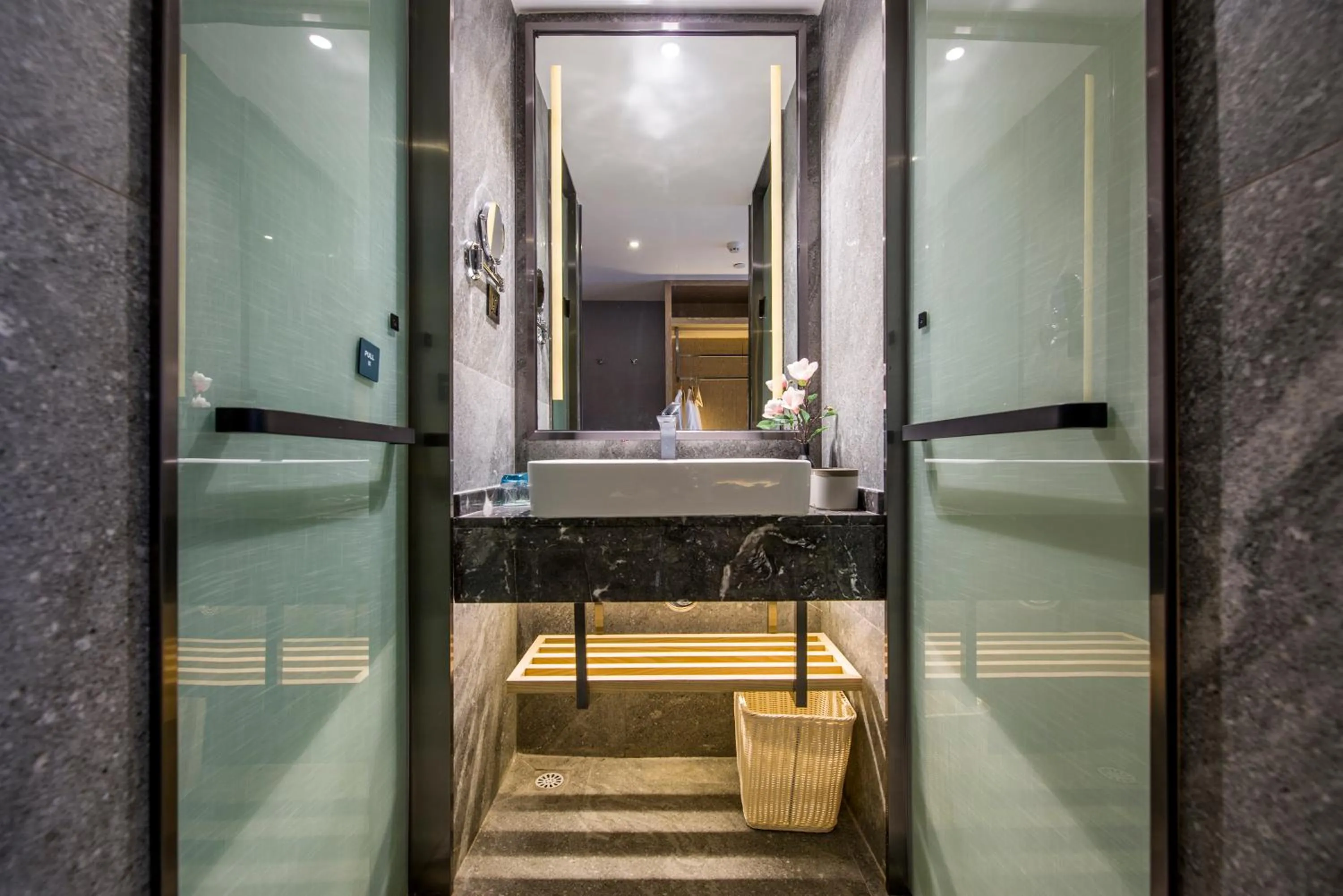 Bathroom in Atour X Hotel Zhujiang New Town Tianhe Park Station Guangzhou close to Canton Fair -Free shuttle bus to Canton Fair