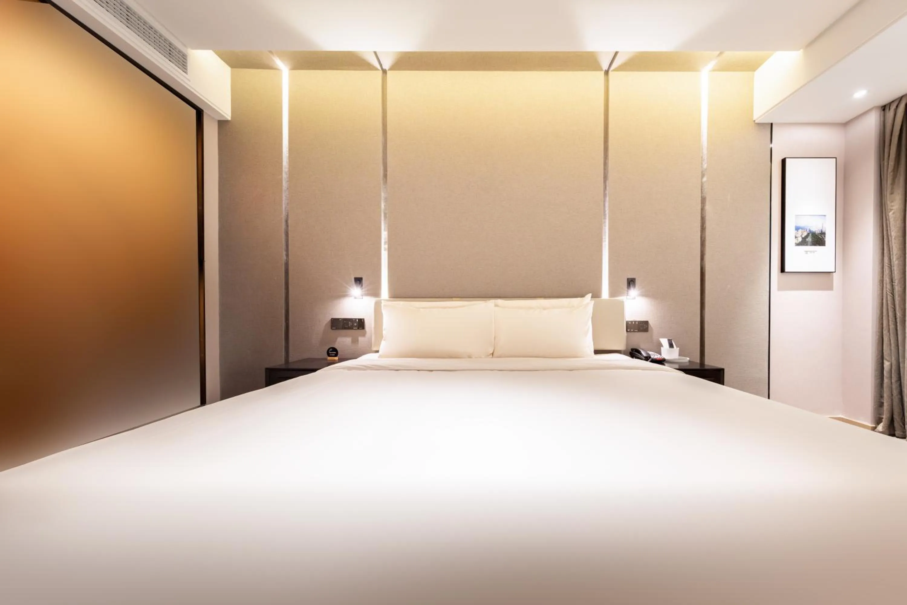 Bed in Atour Hotel Shenzhen Shajing International Convention and Exhibition Center