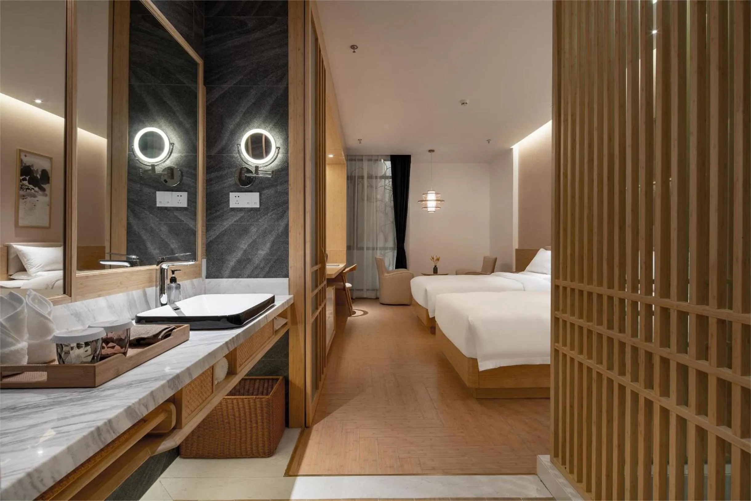 Shower, Bed in Atour X Hotel Shenzhen Futian CBD Chegongmiao
