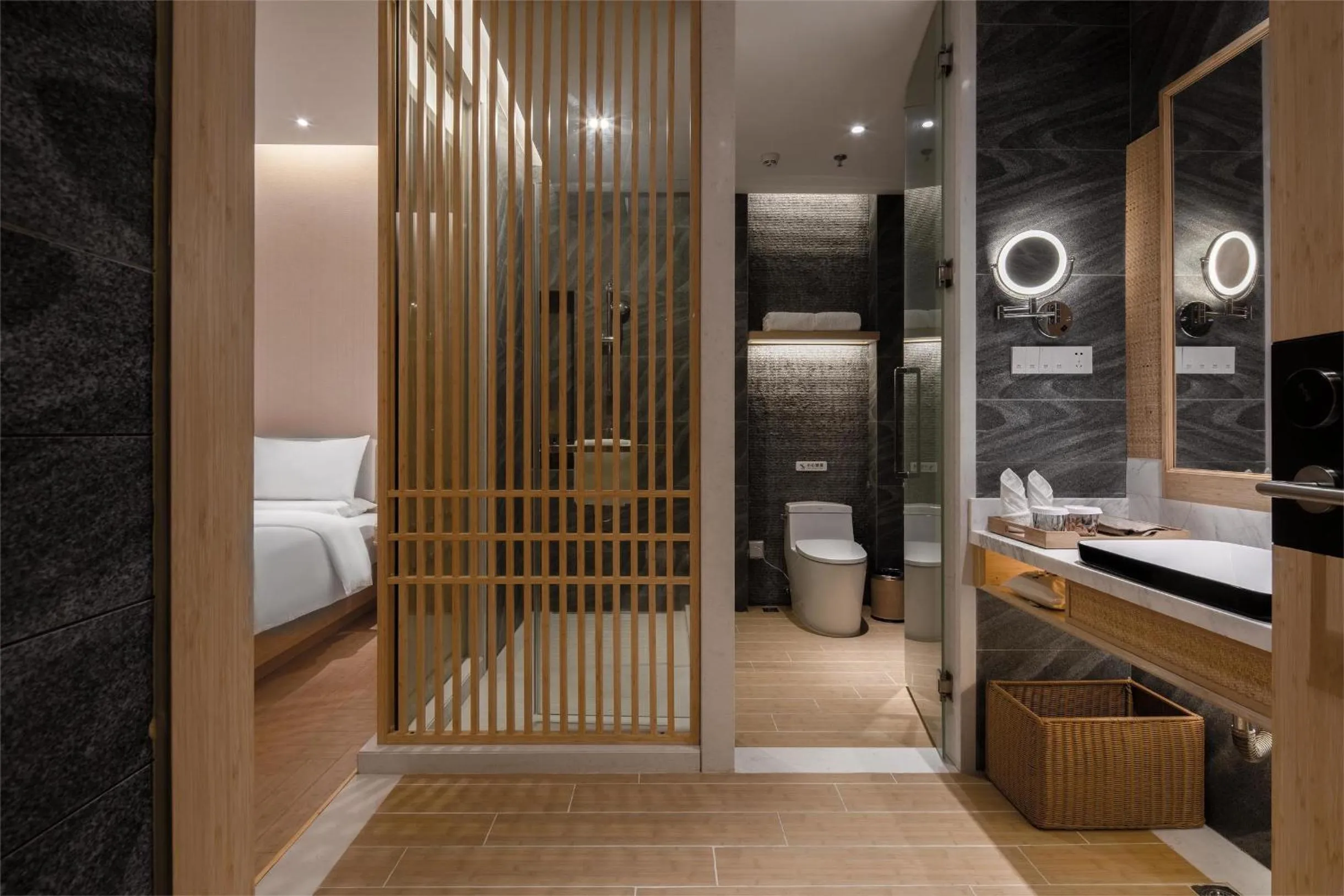 Shower, Bed in Atour X Hotel Shenzhen Futian CBD Chegongmiao