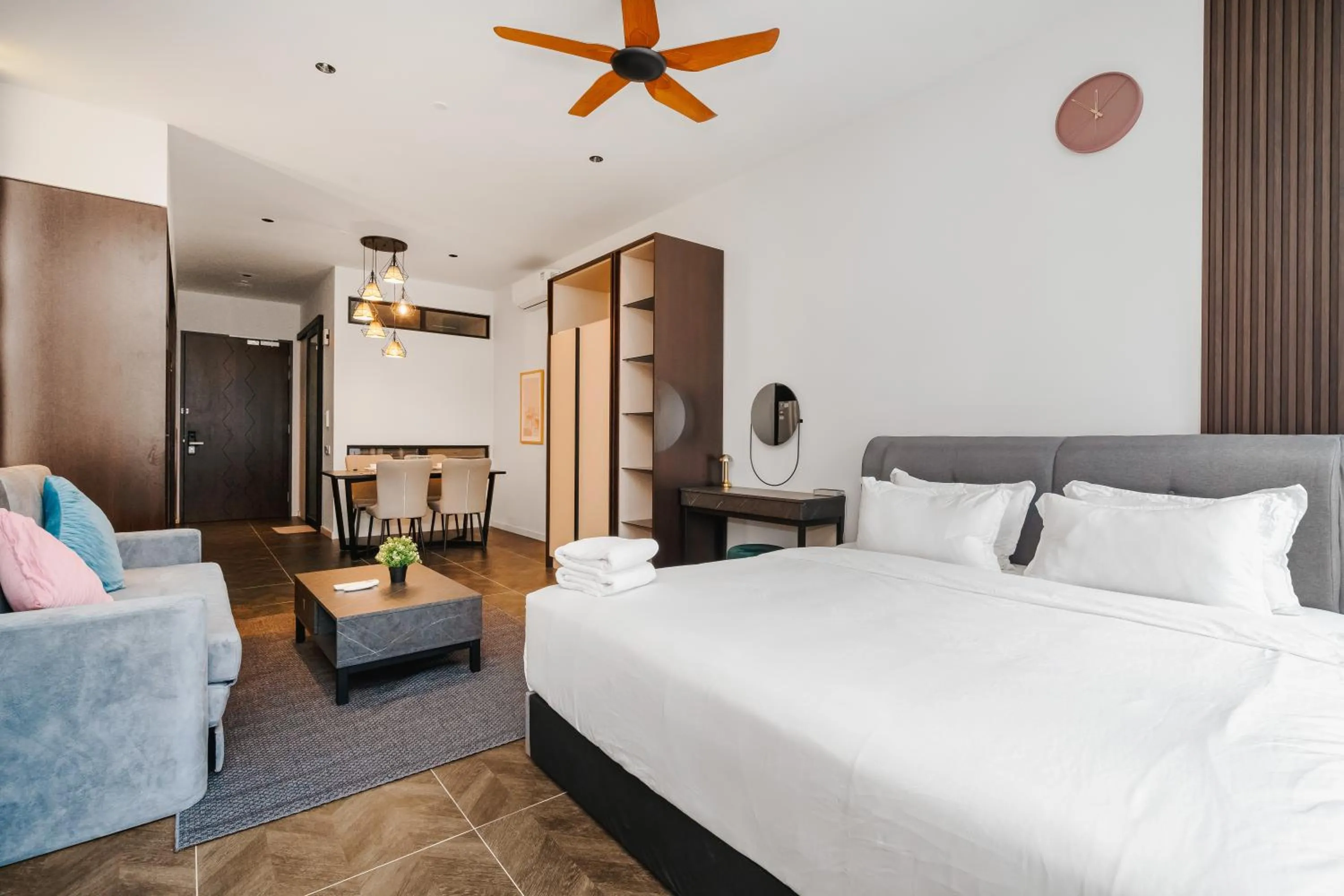 Living room, Bed in Scarletz KLCC Apartments by soulasia