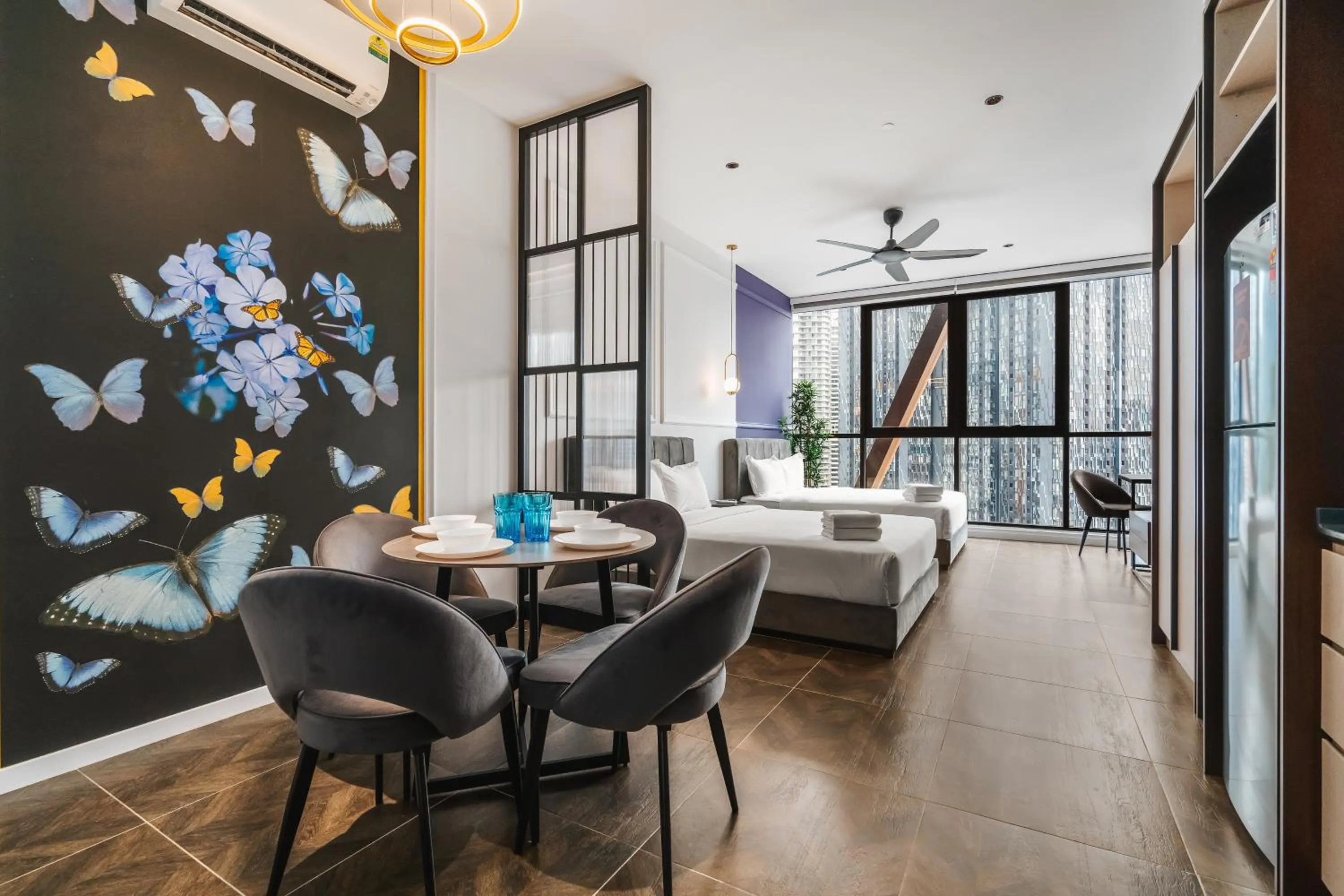 Living room in Scarletz KLCC Apartments by soulasia