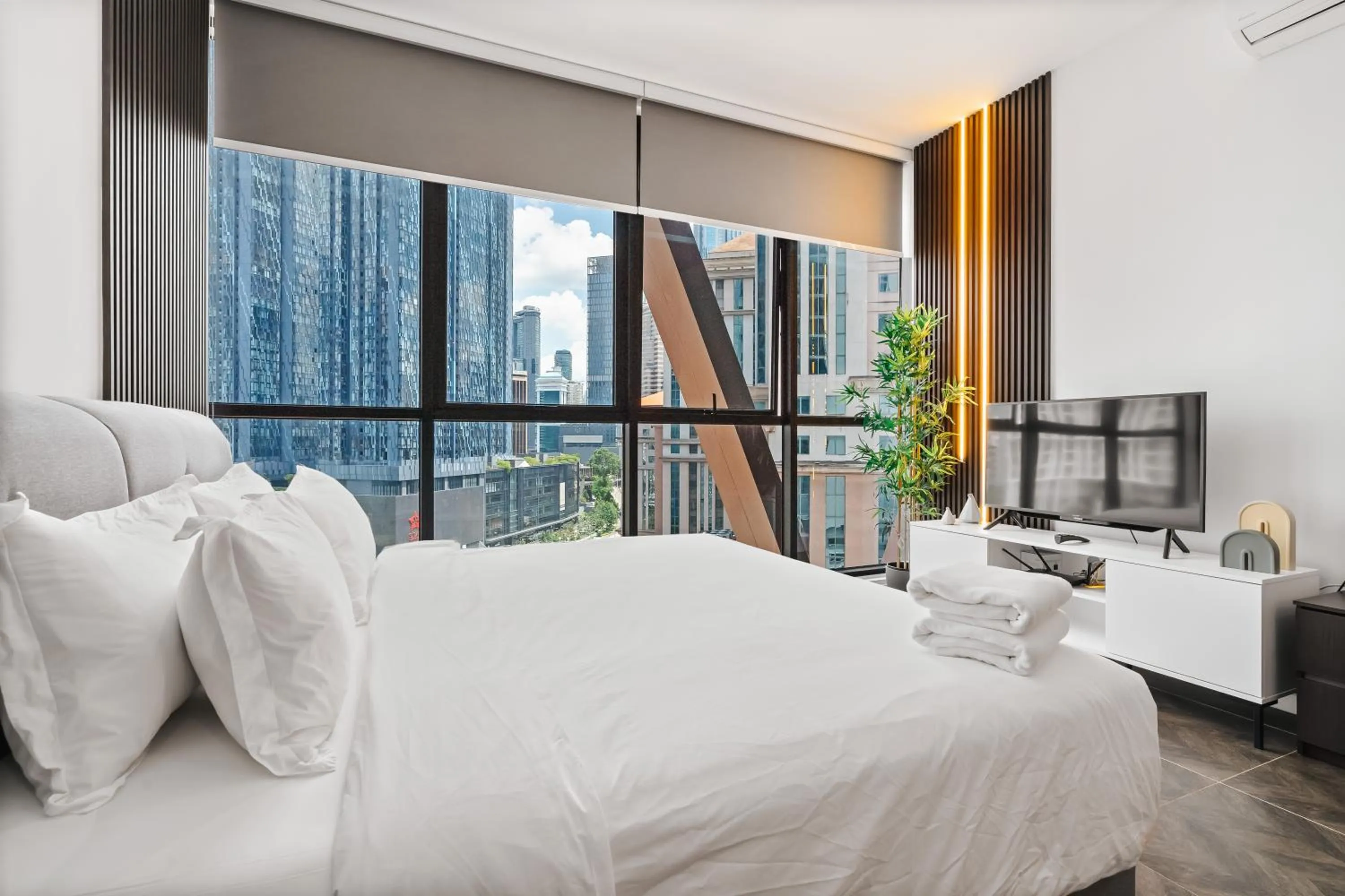 Bed in Scarletz KLCC Apartments by soulasia