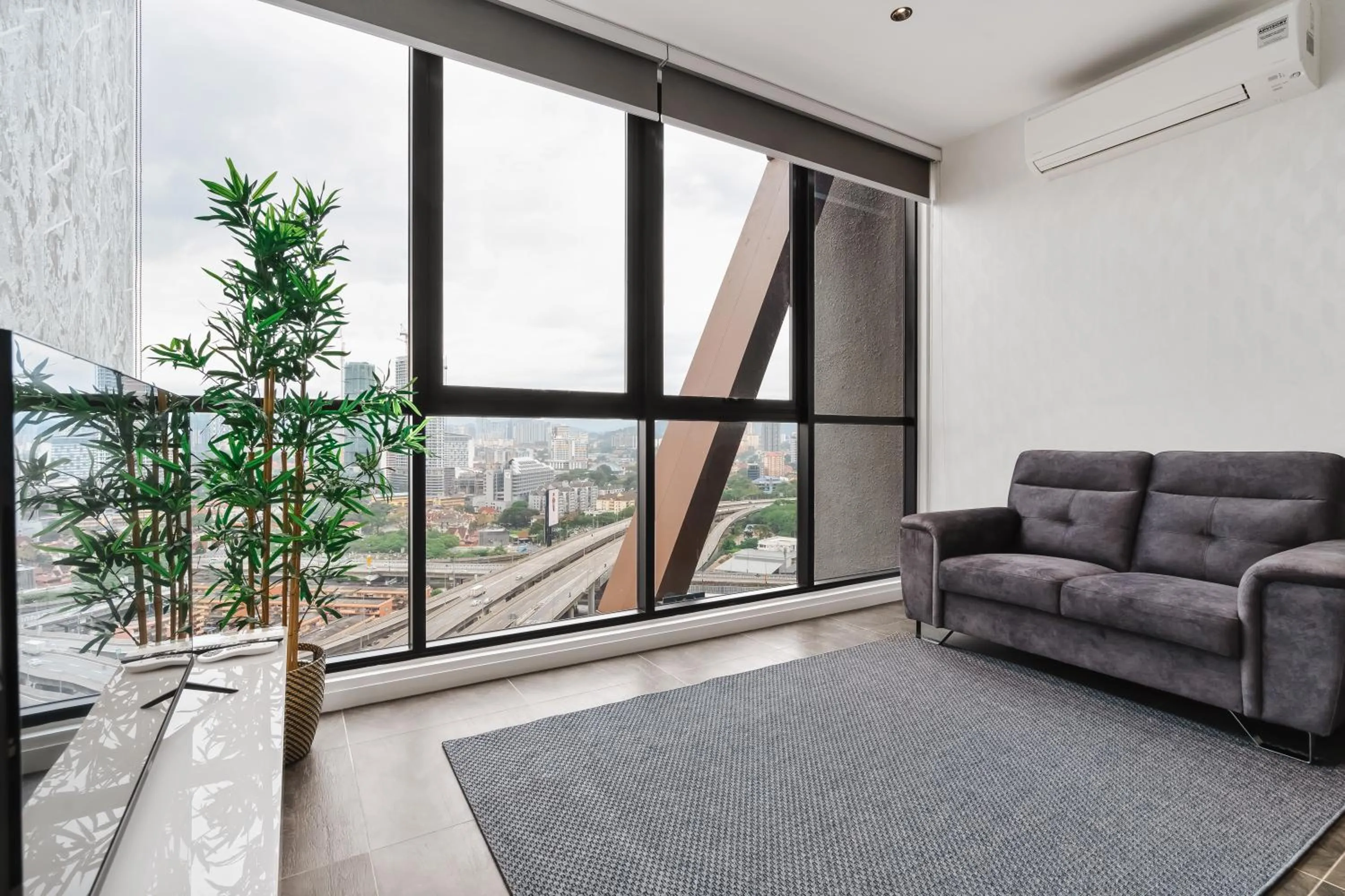 Living room in Scarletz KLCC Apartments by soulasia