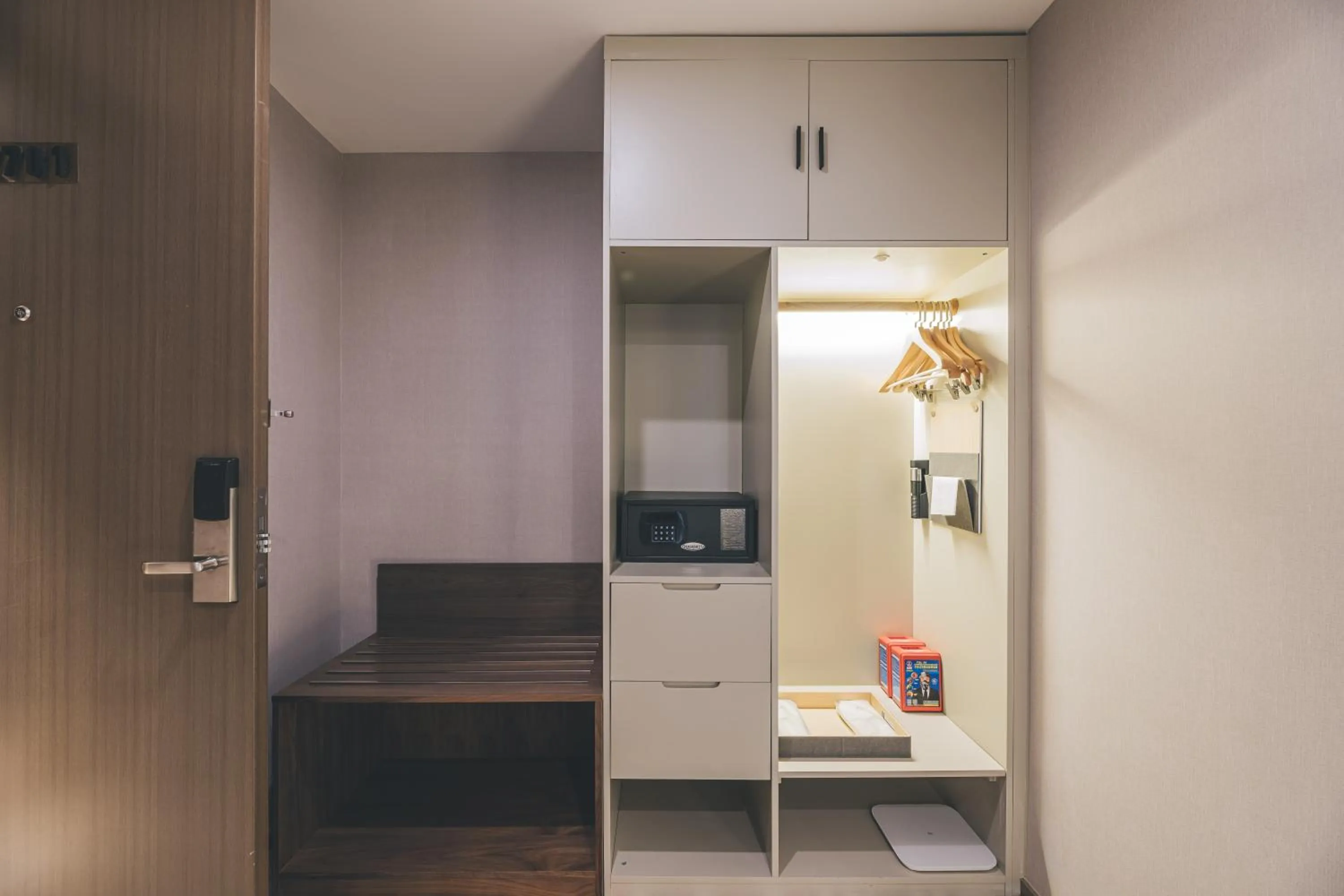 wardrobe in Atour Hotel Guanyin Bridge Chongqing