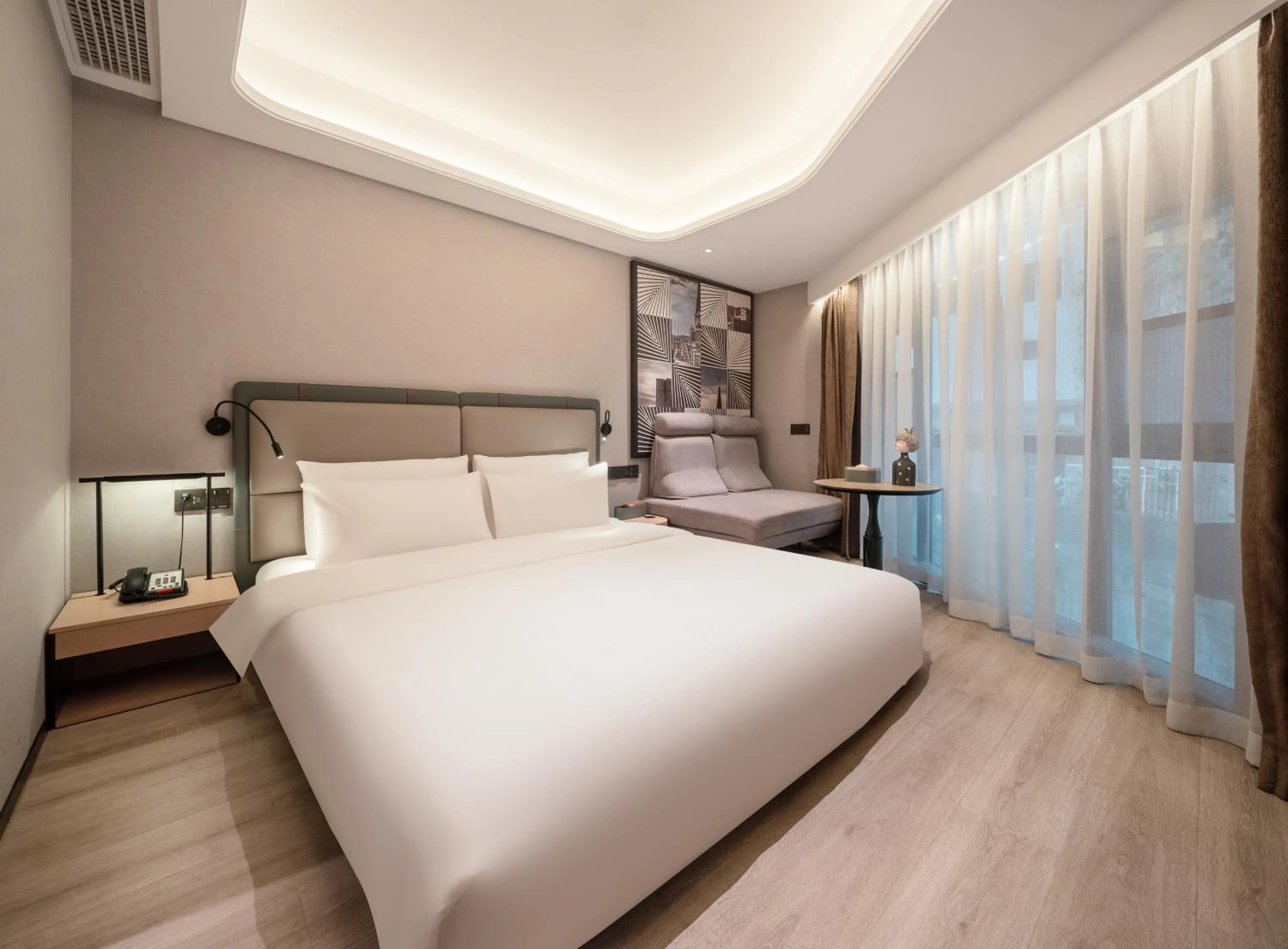 Photo of the whole room, Bed in Atour S Hotel Chongqing Jiefangbei Hongyadong Riverview