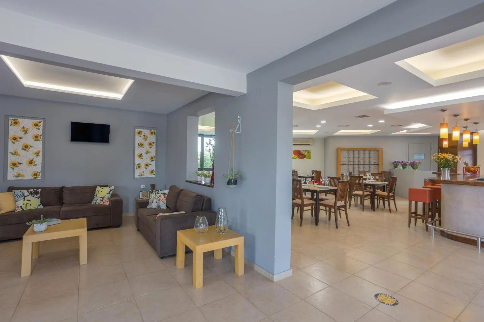 Communal lounge/ TV room in Your Memories Hotel