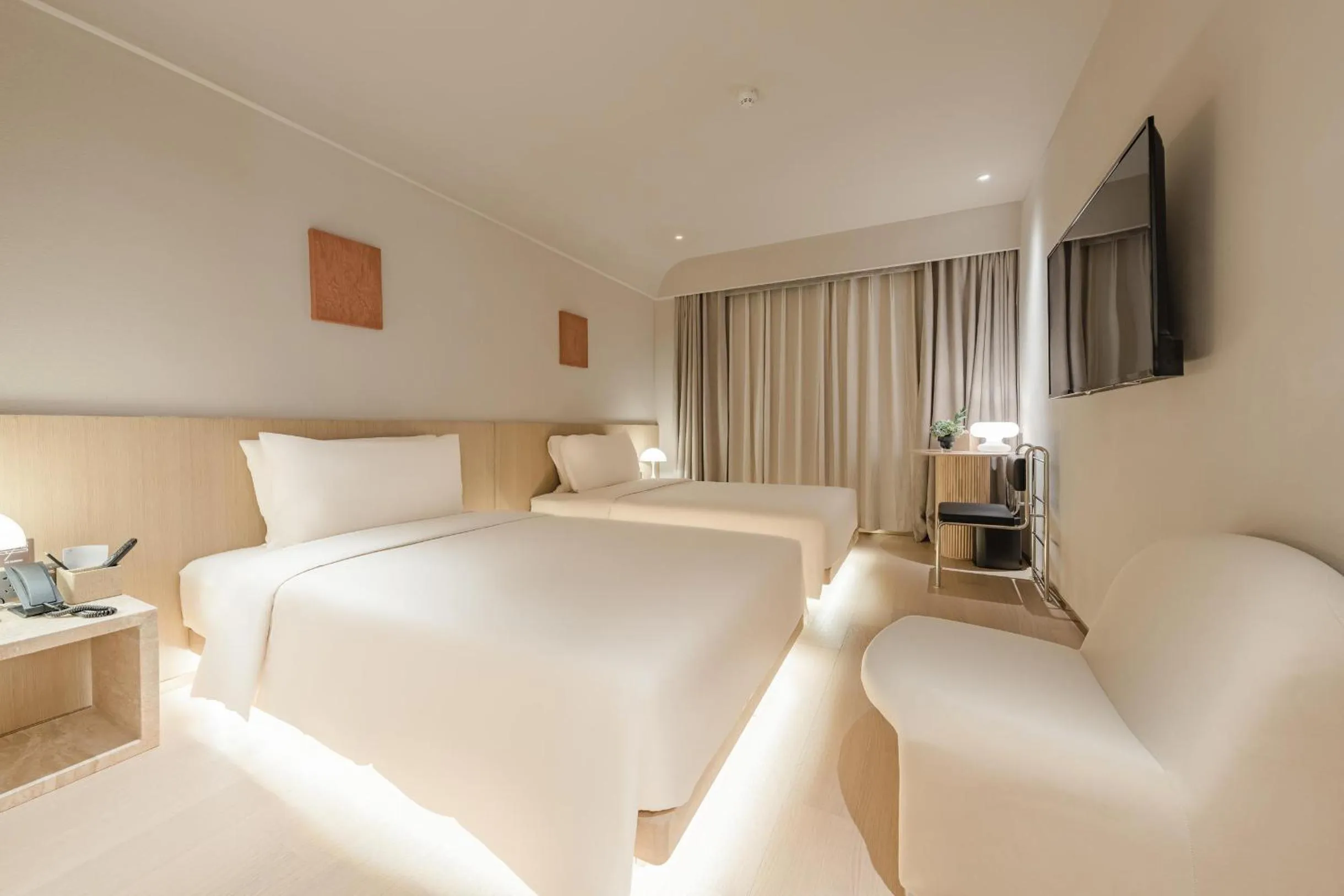 Photo of the whole room, Bed in Atour S Hotel Beijing Guomao CBD - FunsCenter