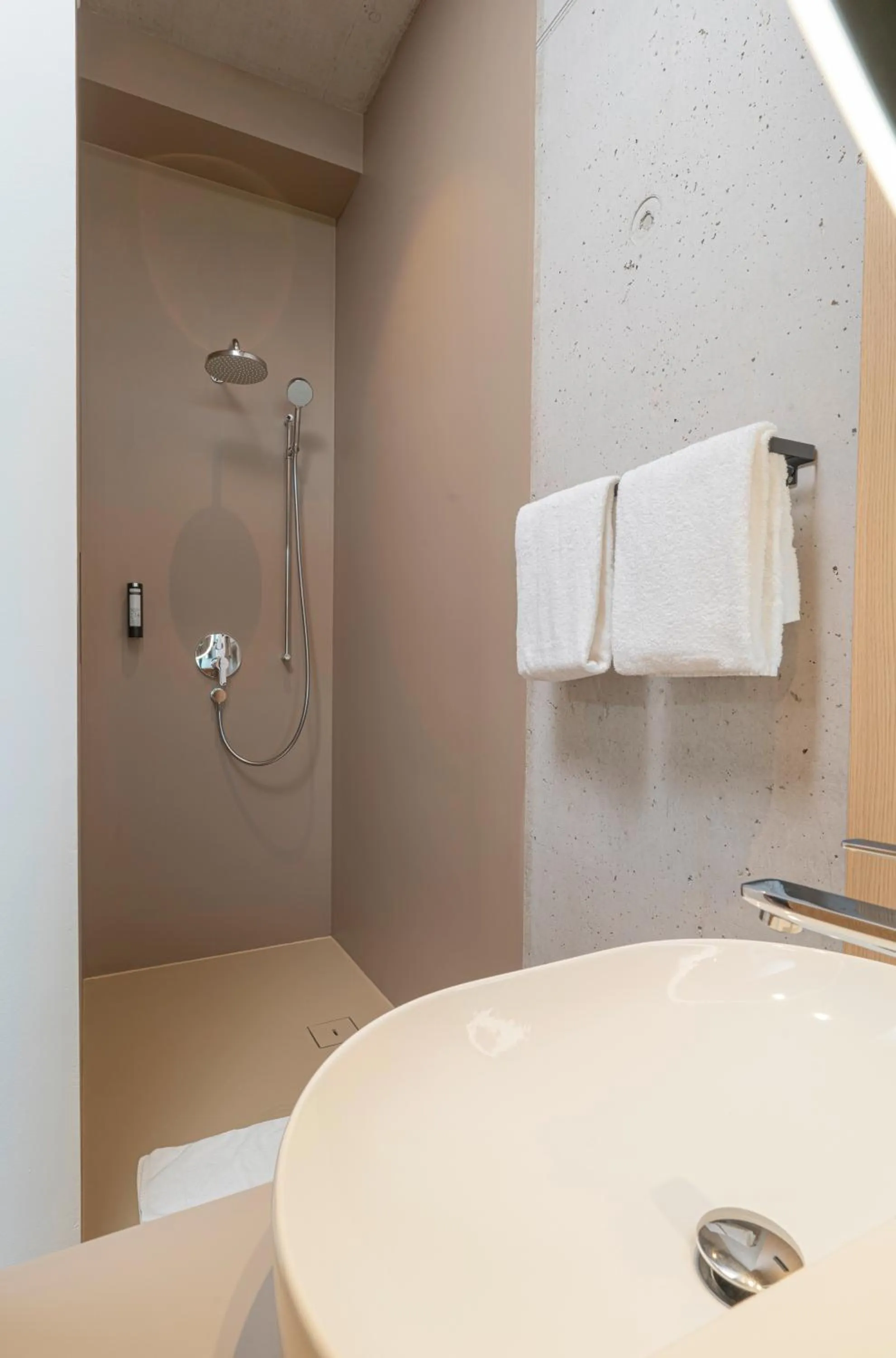 Shower in Boulderbar Hotel Self-Check in