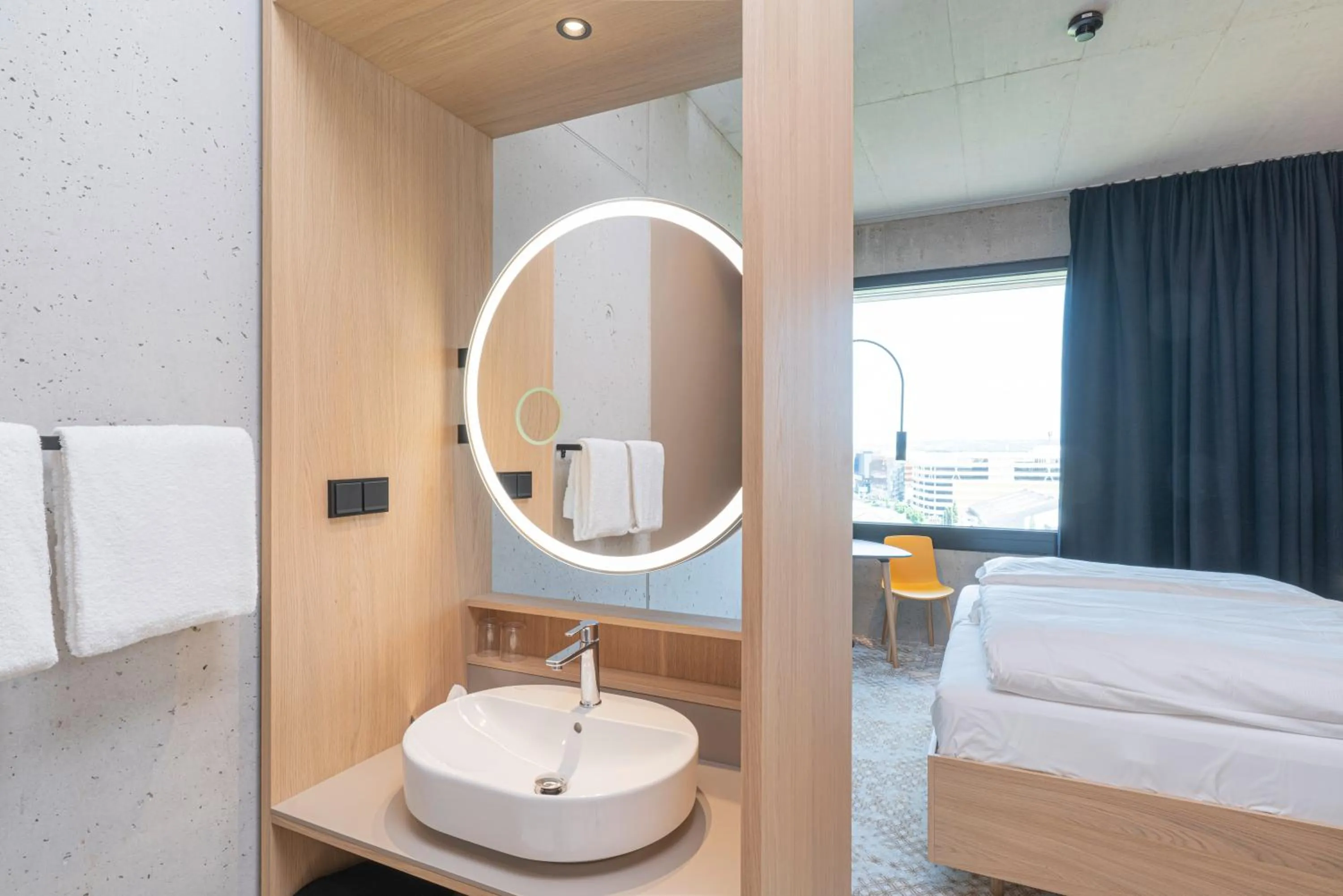 Photo of the whole room, Bed in Boulderbar Hotel Self-Check in