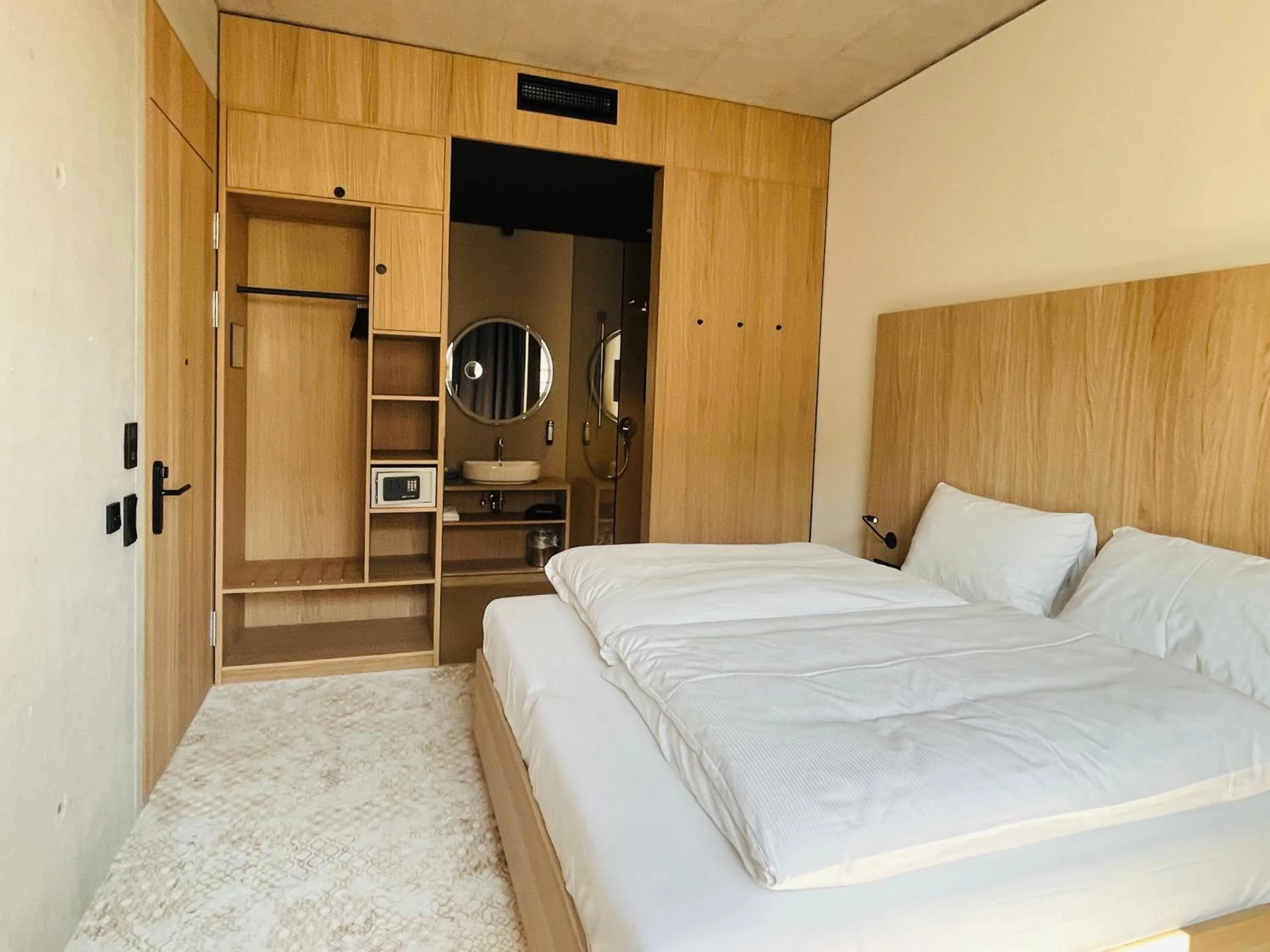 Photo of the whole room, Bed in Boulderbar Hotel Self-Check in