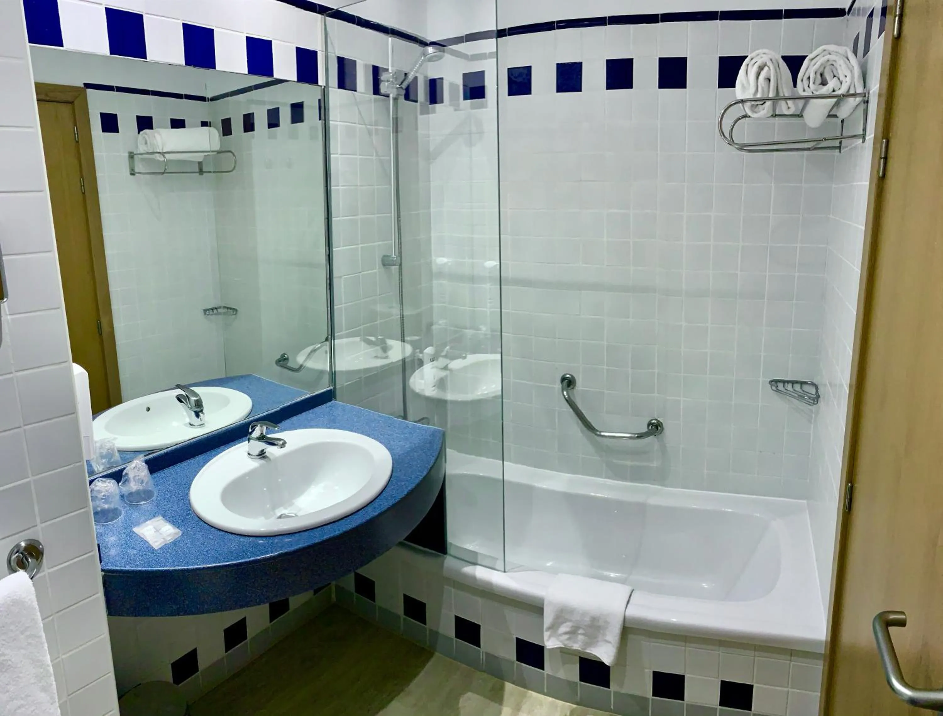 Bathroom in Holiday Inn Express Ciudad de las Ciencias by IHG
