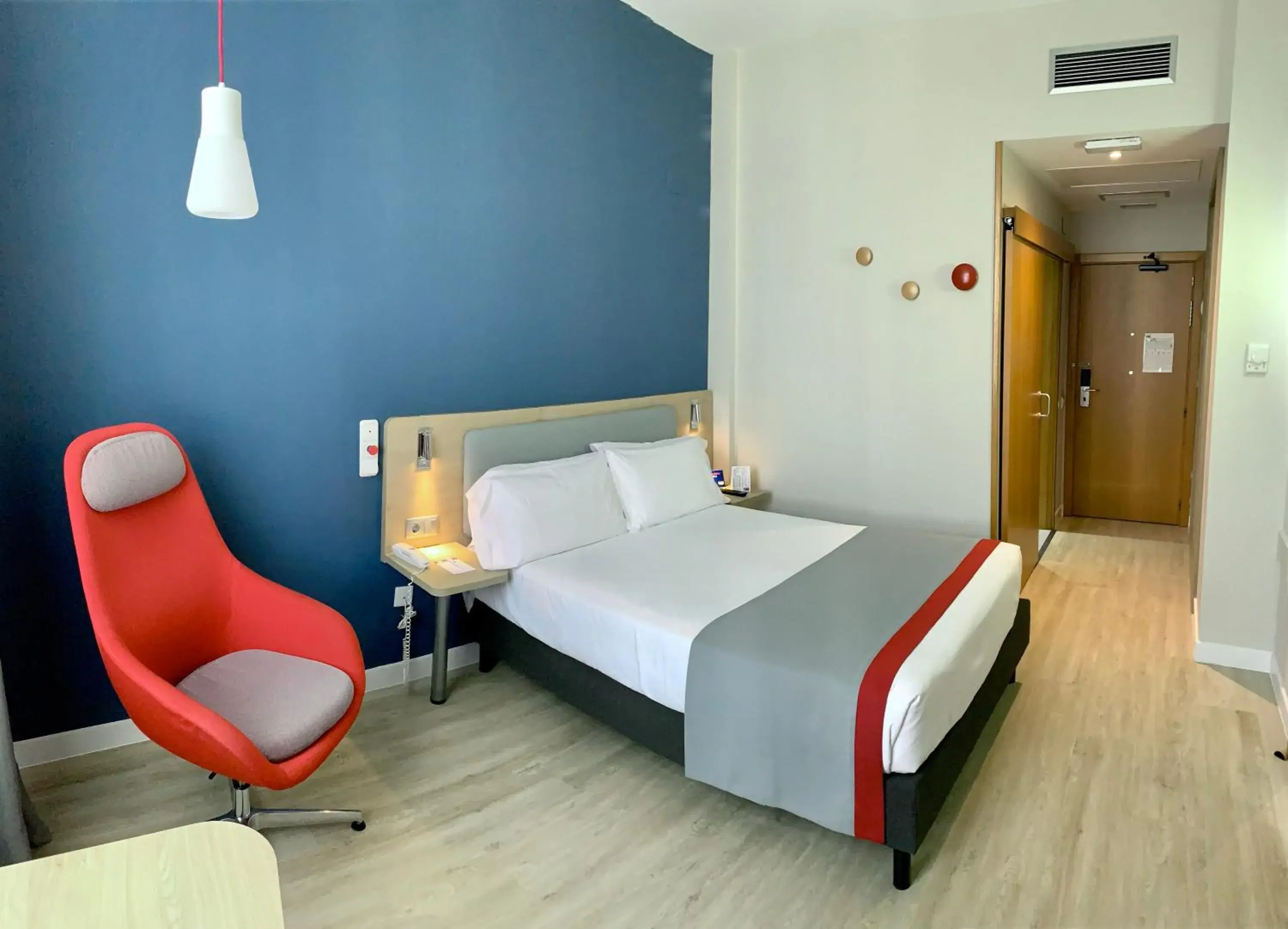 Standard Double Room - Mobility Access in Holiday Inn Express Ciudad de las Ciencias by IHG Standard Double Room - Mobility Access in Holiday Inn Express Ciudad de las Ciencias by IHG