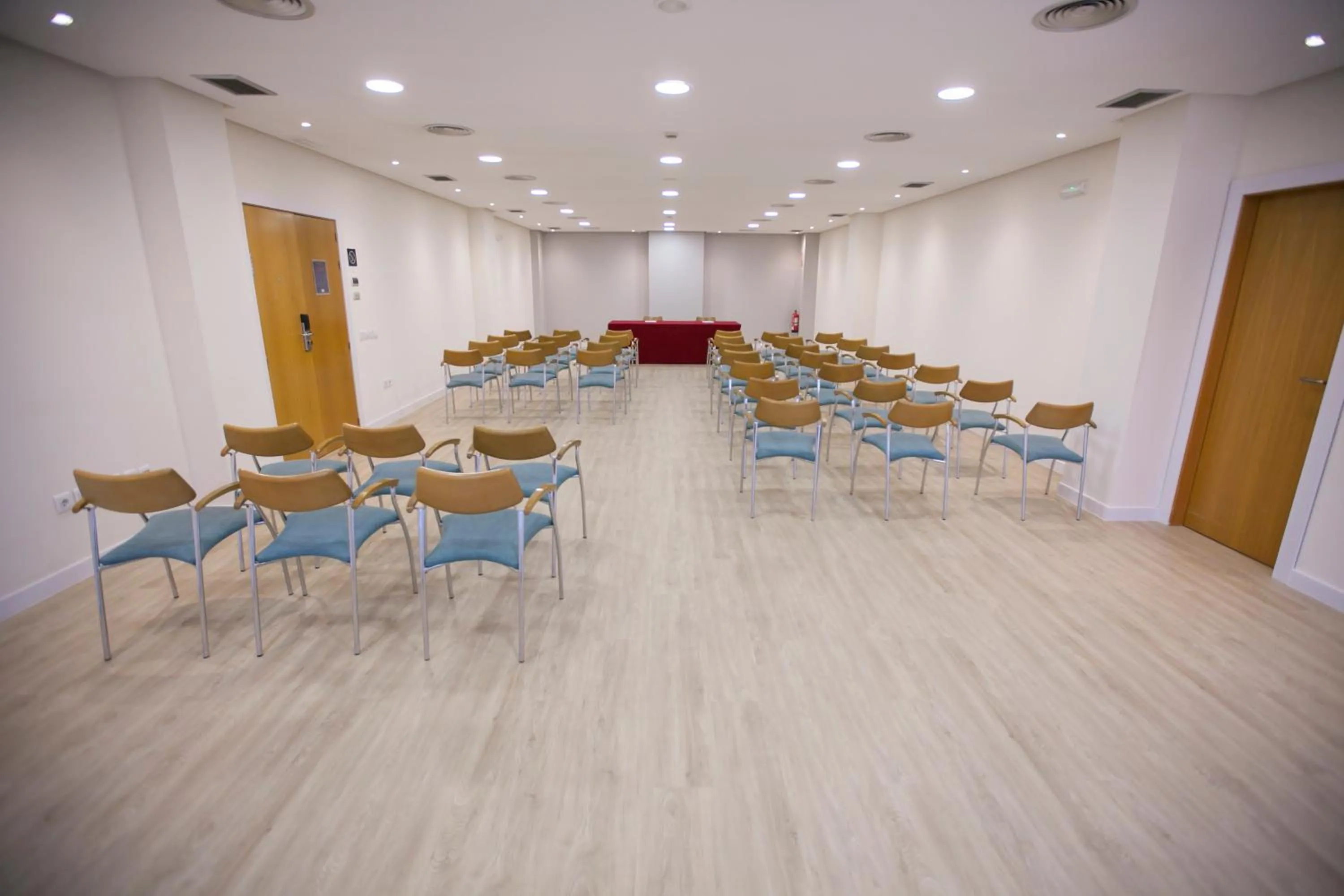 Meeting/conference room in Holiday Inn Express Ciudad de las Ciencias by IHG