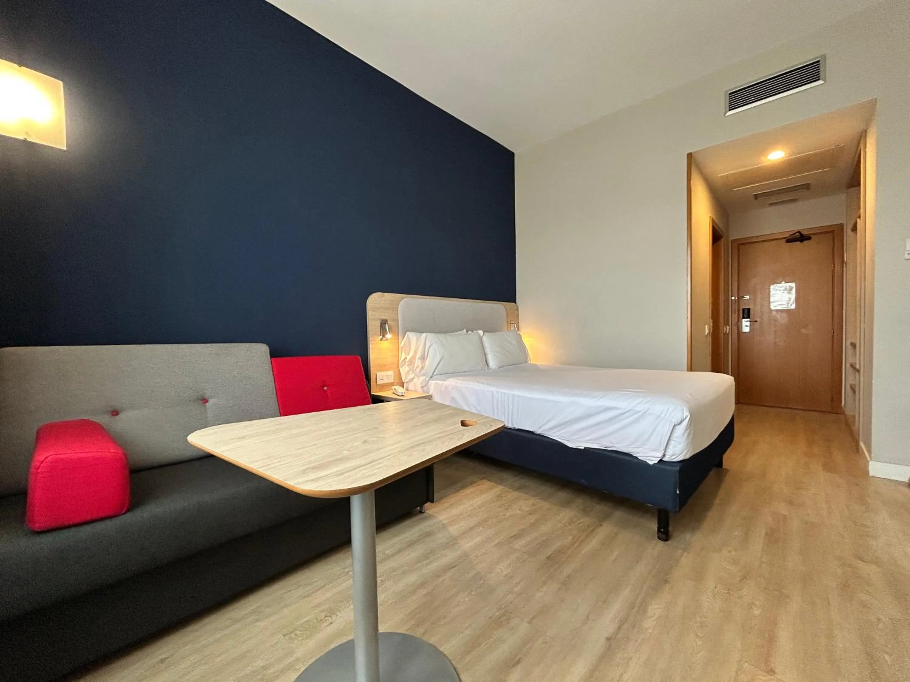 Bedroom, Bed in Holiday Inn Express Ciudad de las Ciencias by IHG