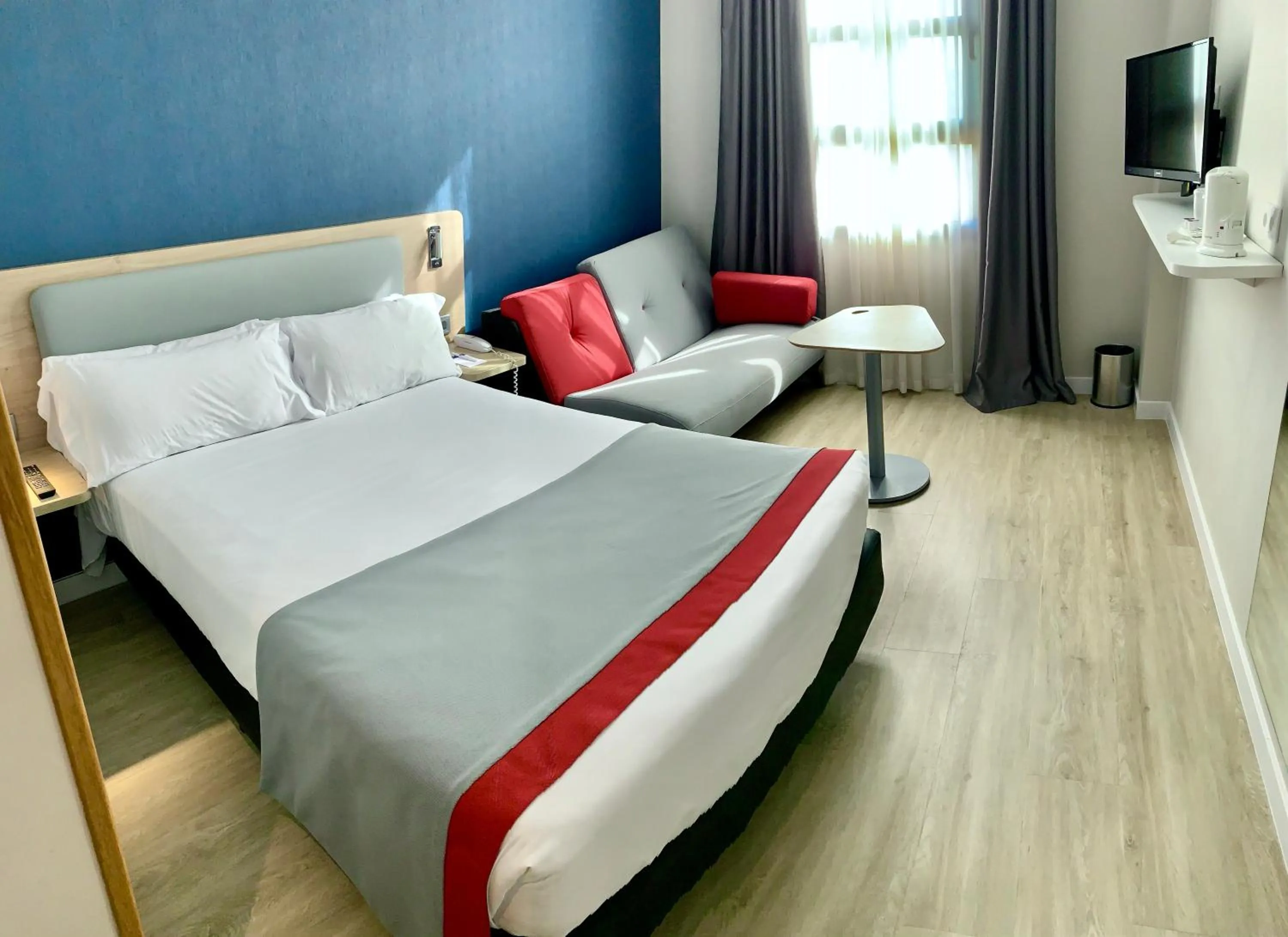 Photo of the whole room, Bed in Holiday Inn Express Ciudad de las Ciencias by IHG
