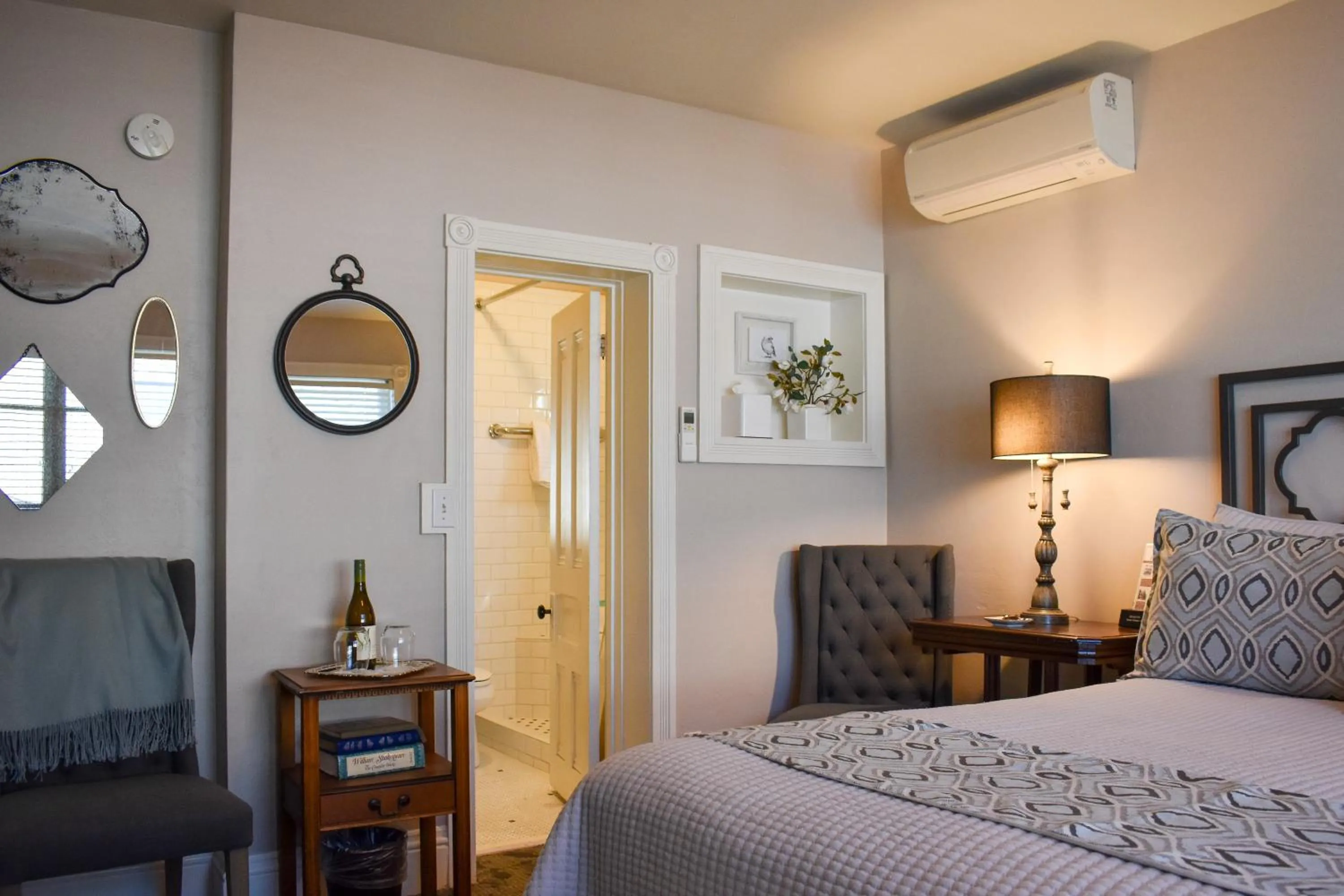 Photo of the whole room, Bed in McCall House Boutique Hotel