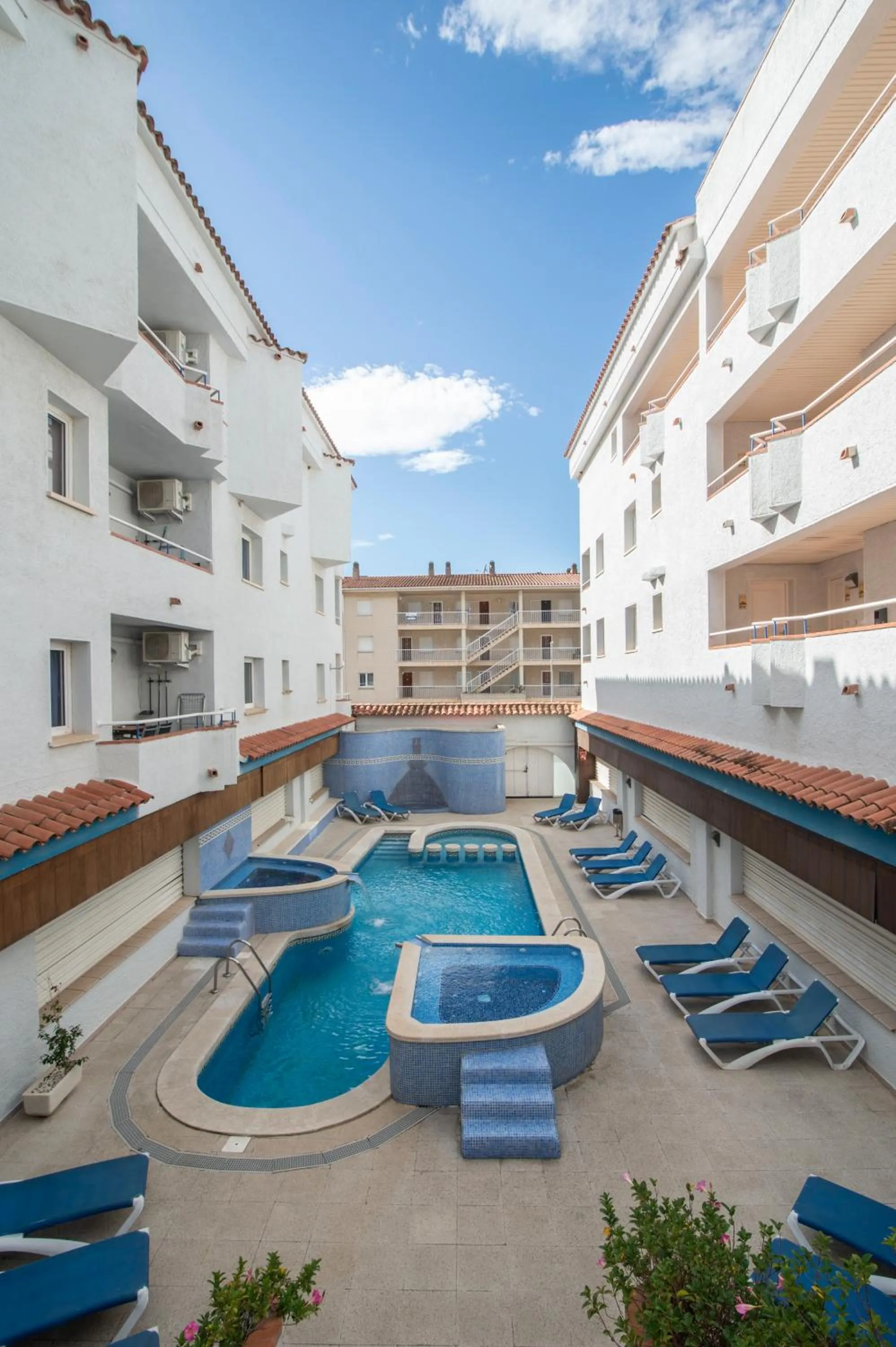 Swimming pool in Apartamentos Empuriabrava Maurici Park