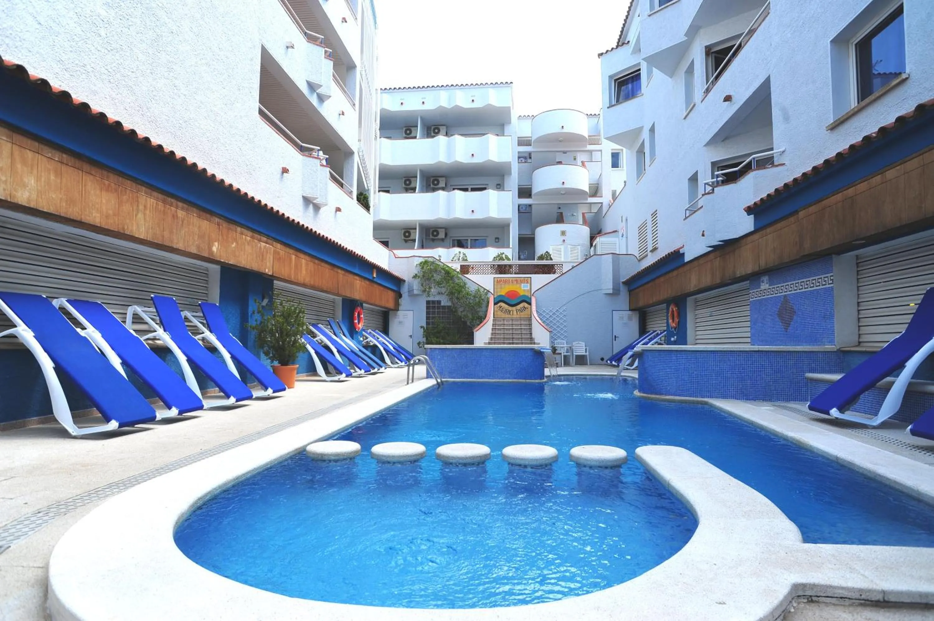 Swimming pool in Apartamentos Empuriabrava Maurici Park