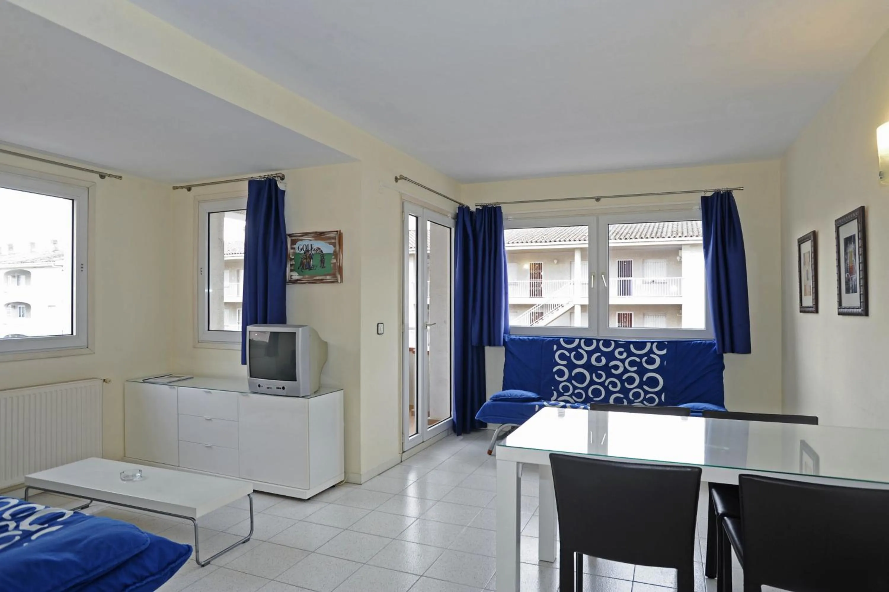 Living room, Bed in Apartamentos Empuriabrava Maurici Park