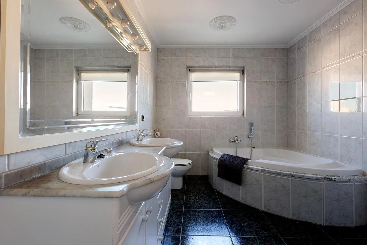 Bathroom in Apartamentos Empuriabrava Maurici Park