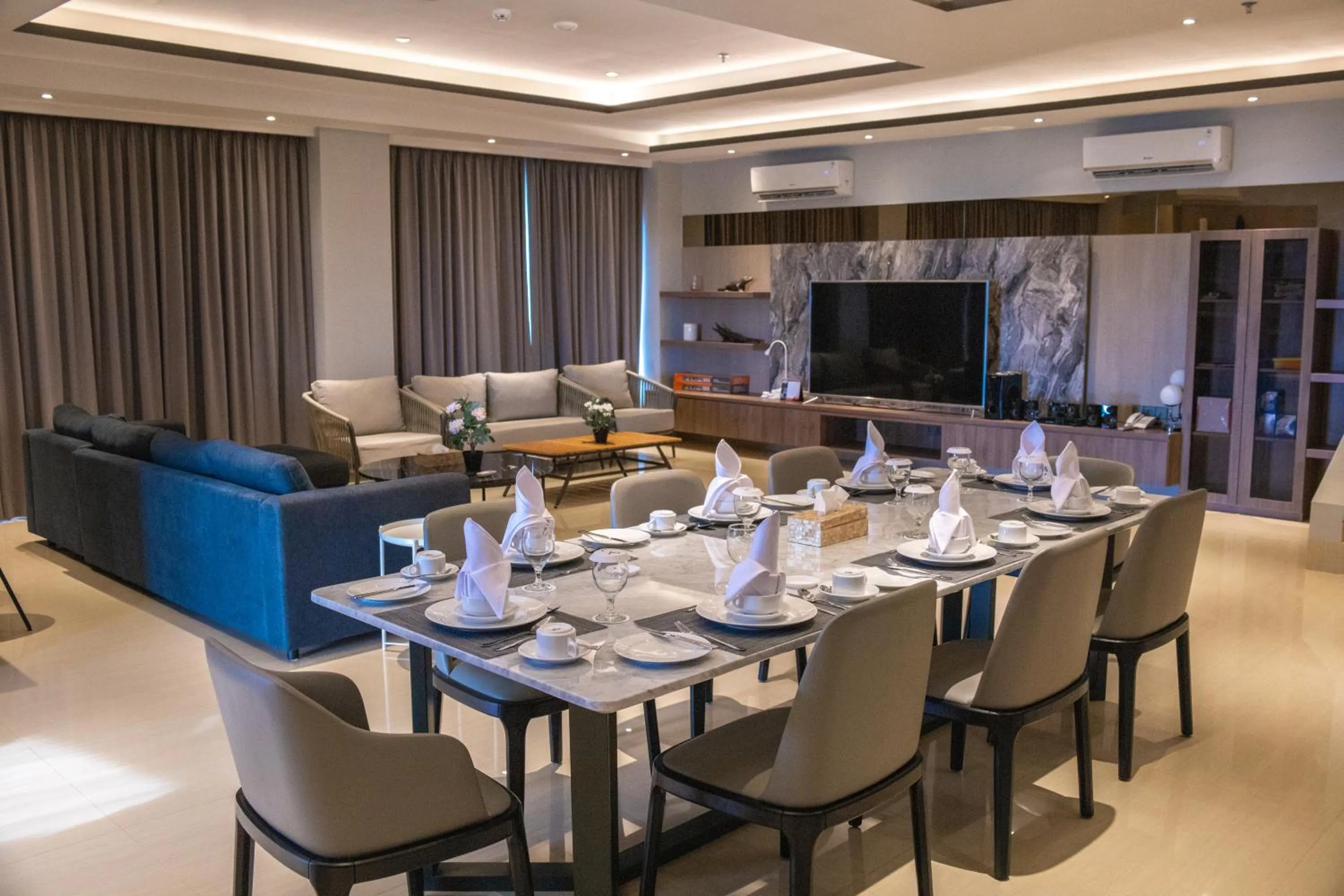 Restaurant/places to eat in Rogers Hotel Manado