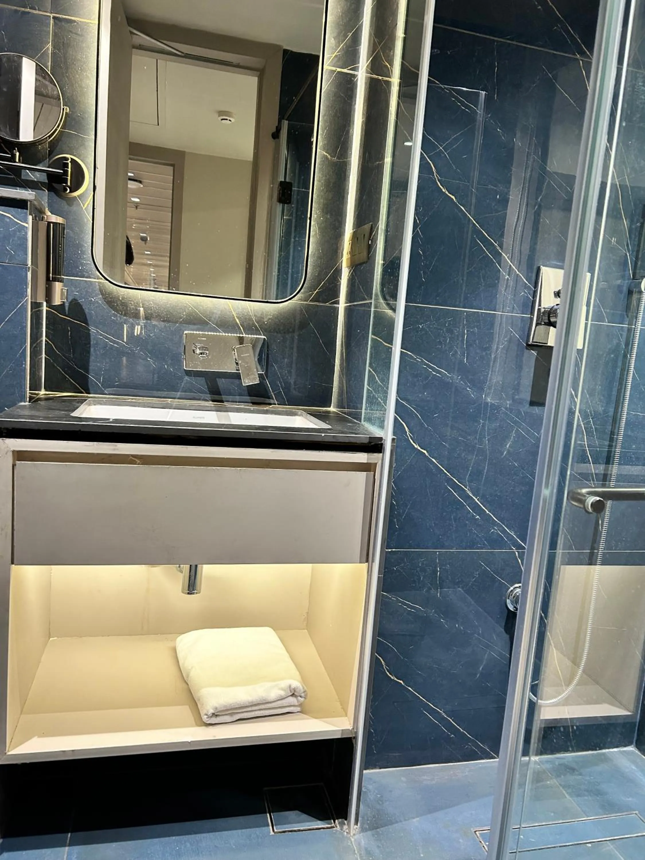 Bathroom in Apricot Motera