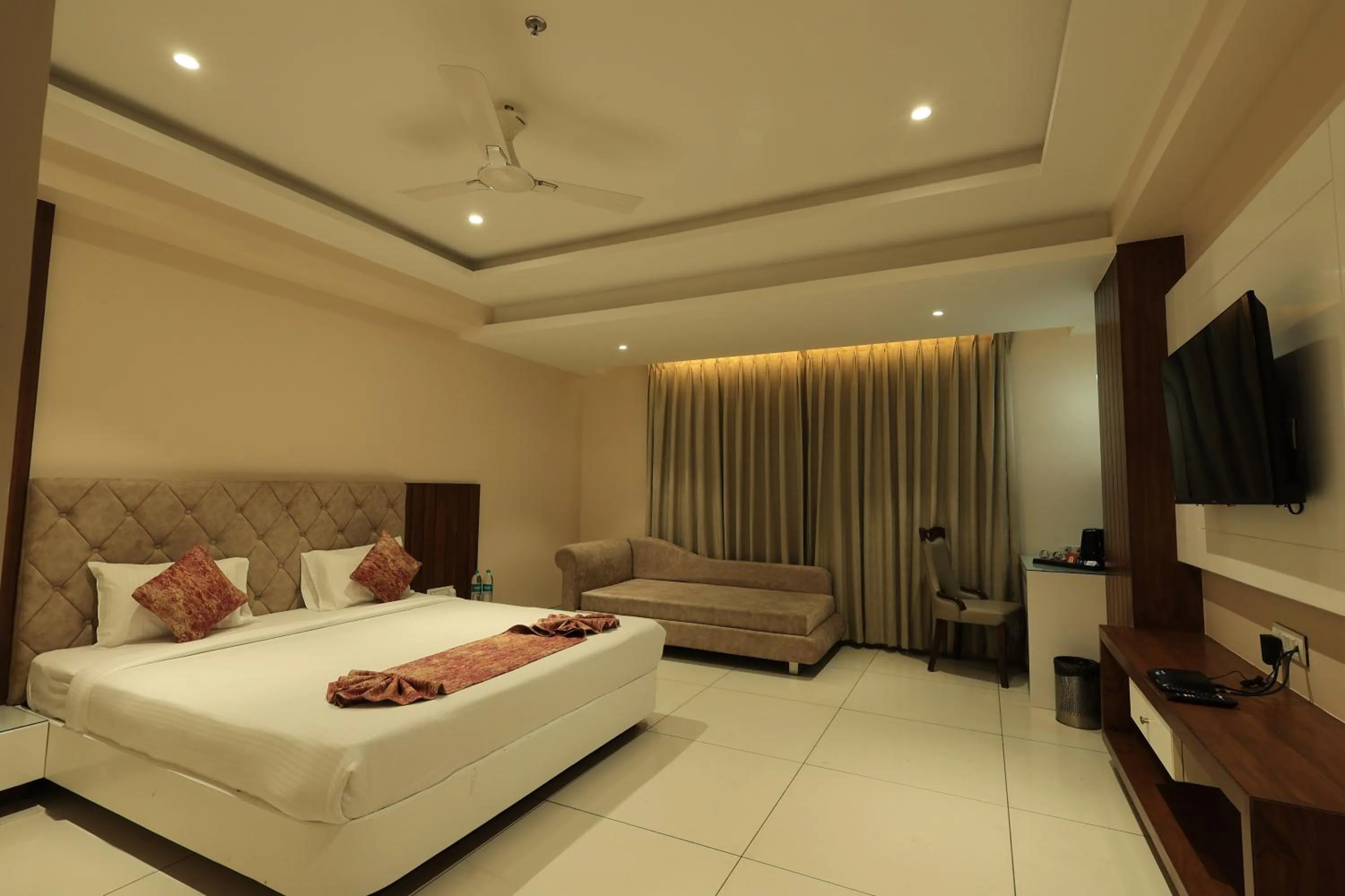 Krishna Hotel And Resort