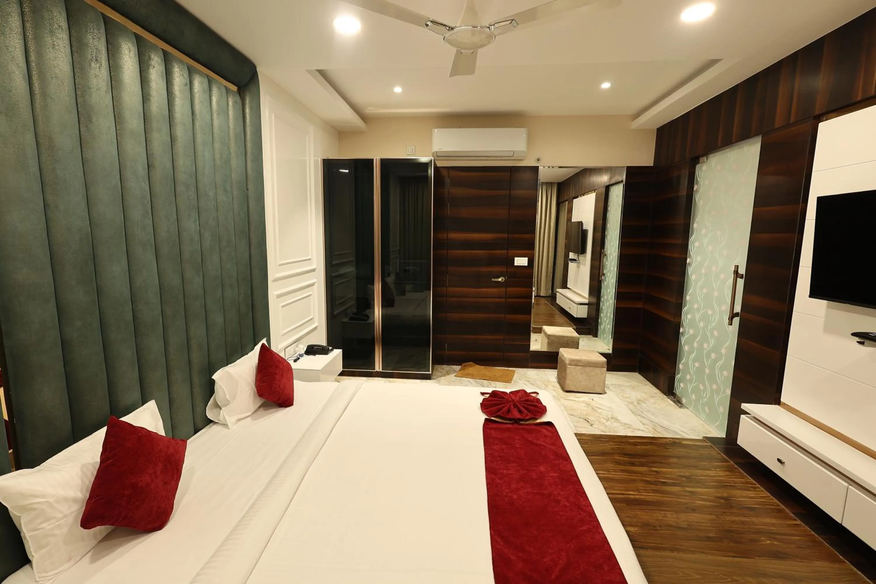 TV and multimedia in Krishna Hotel And Resort