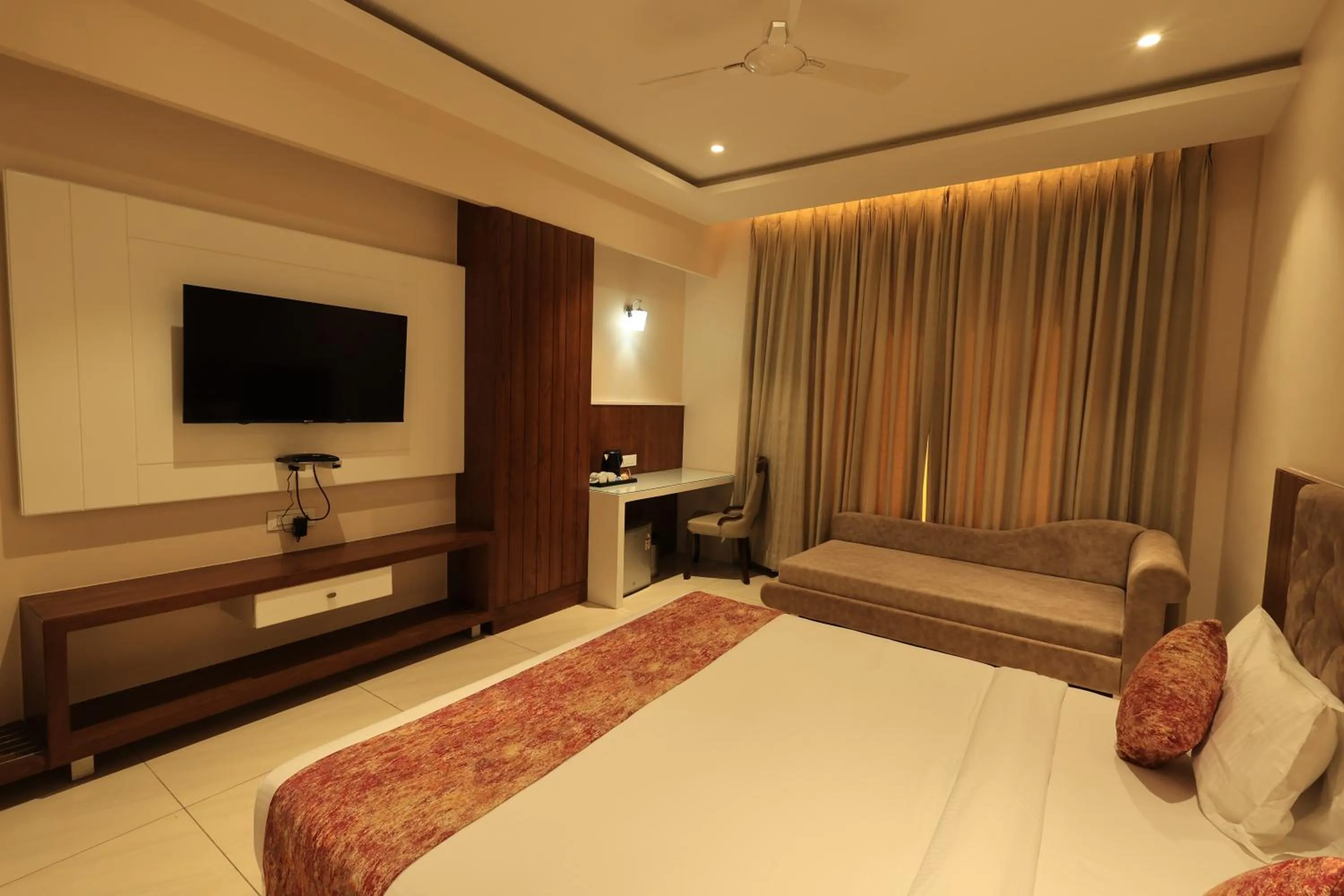 Krishna Hotel And Resort