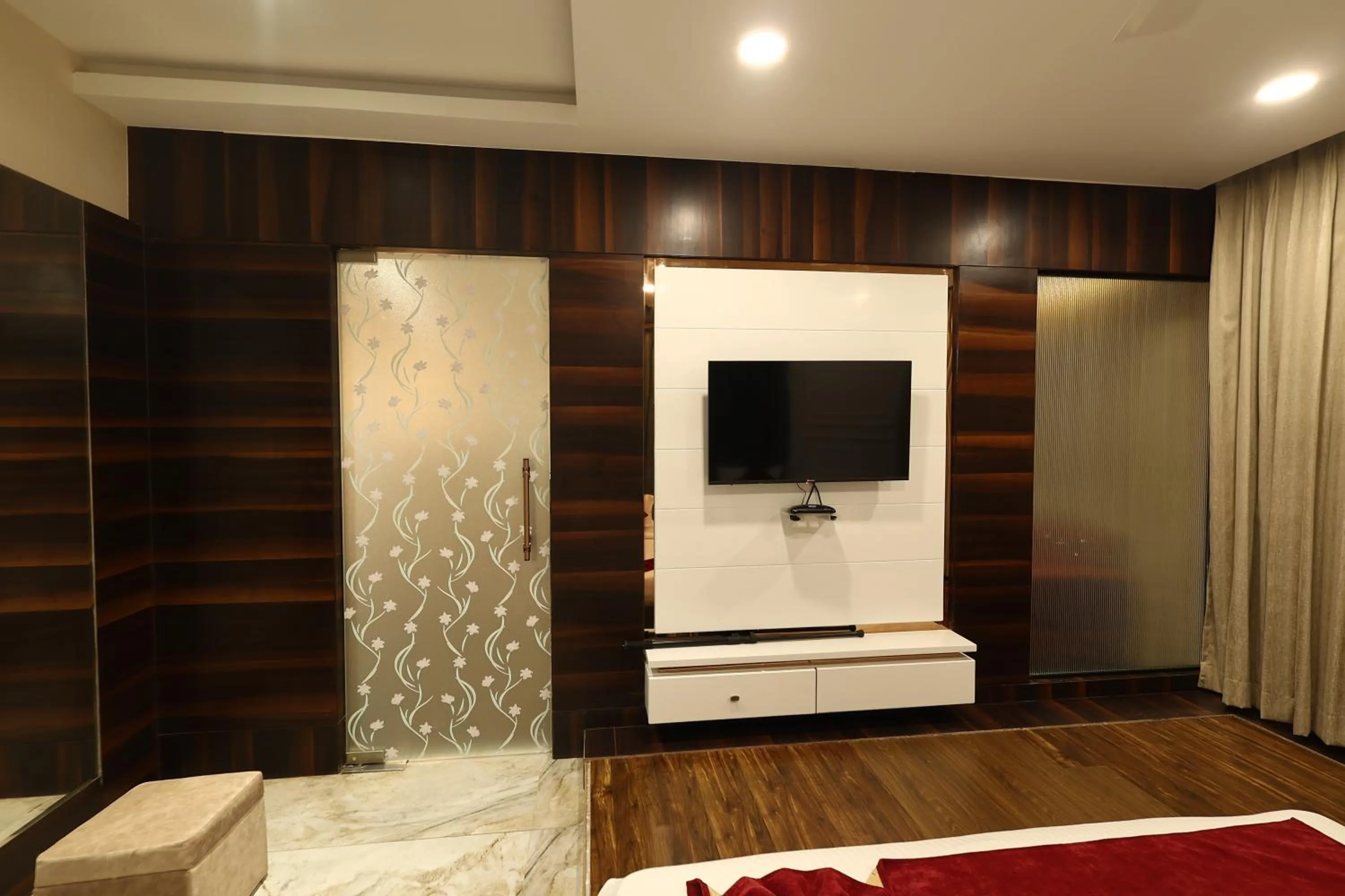 Krishna Hotel And Resort