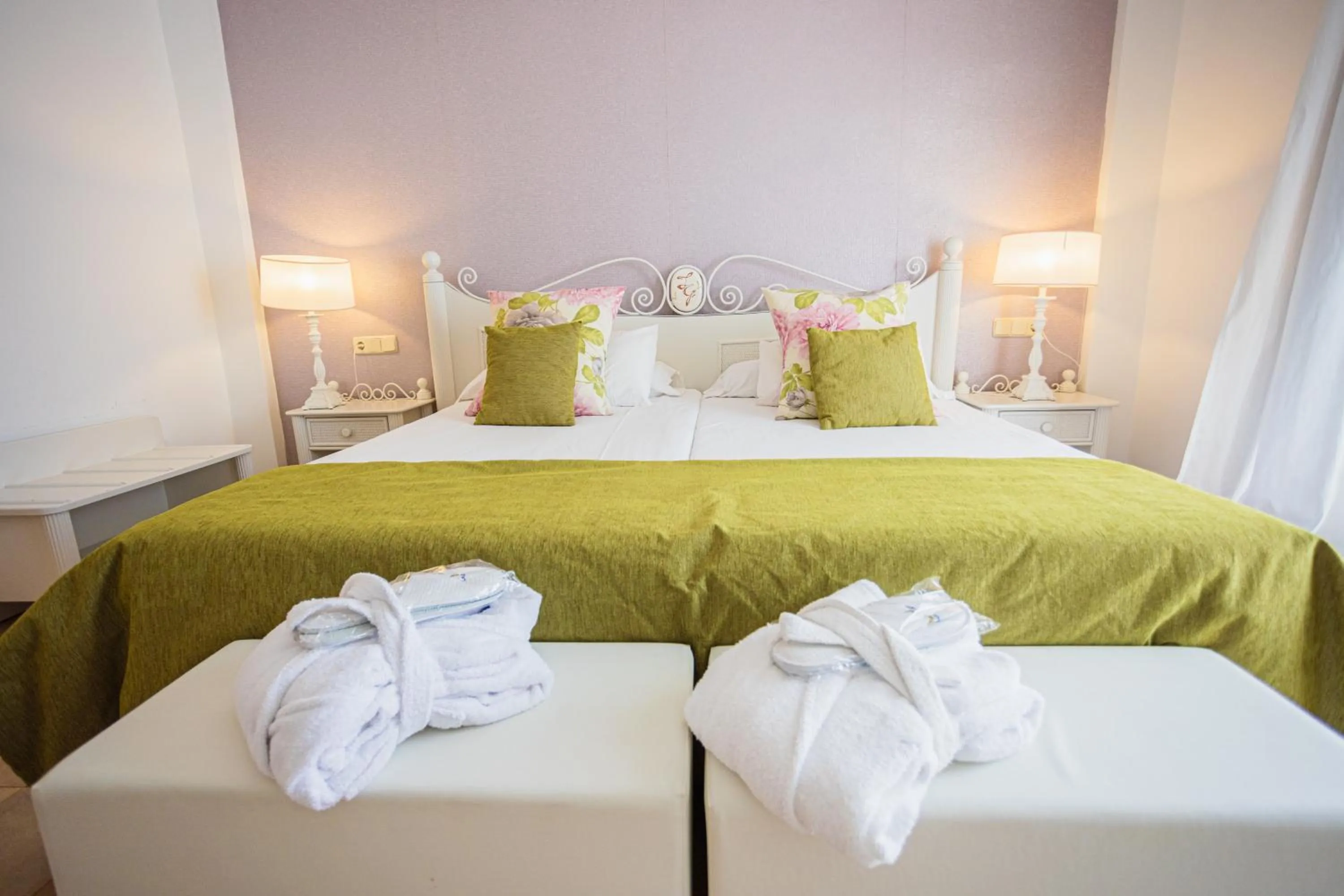 Bed in Lago Garden Apart-Suites & Spa Hotel