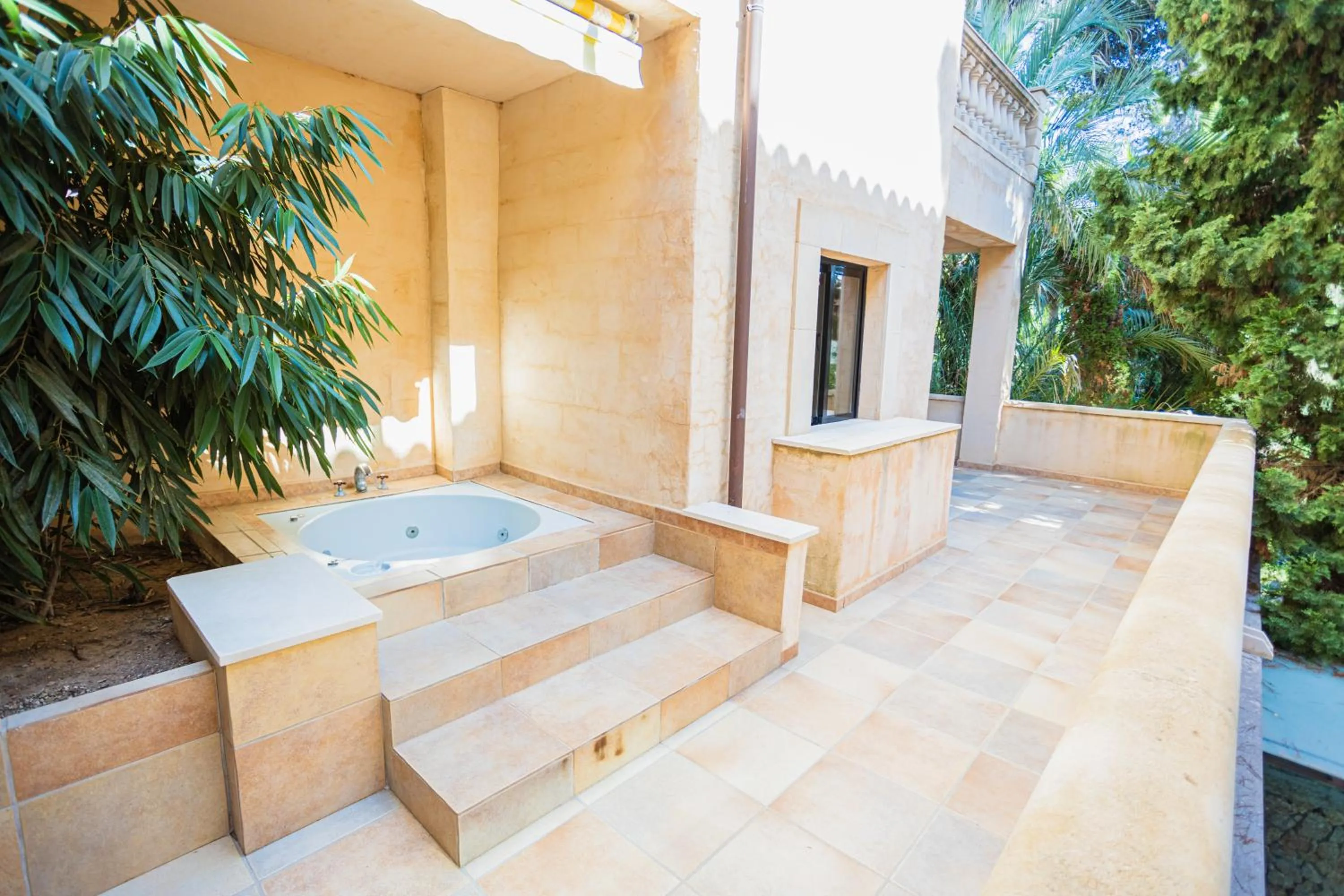 Hot Tub in Lago Garden Apart-Suites & Spa Hotel