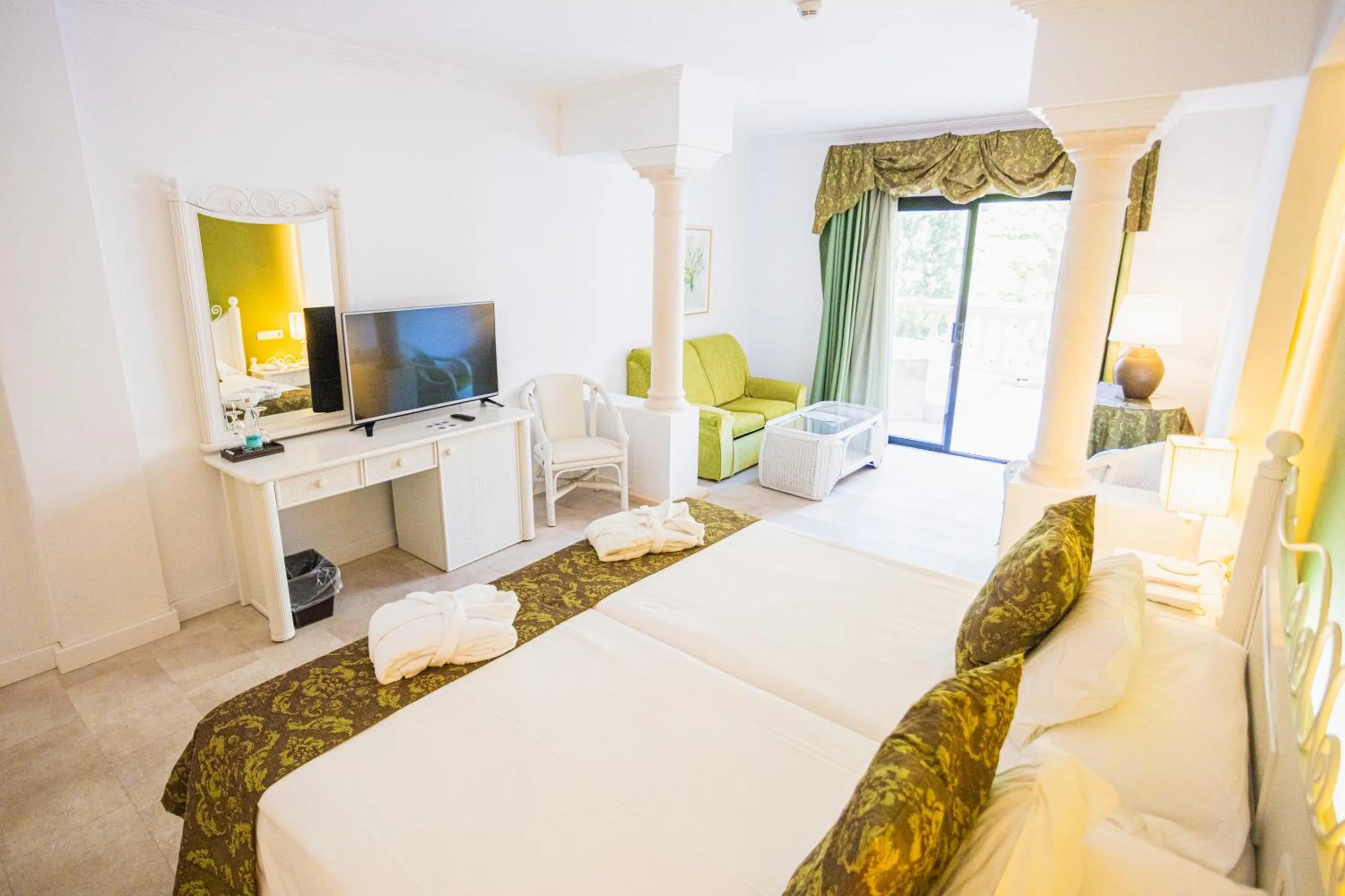 Living room, Bed in Lago Garden Apart-Suites & Spa Hotel