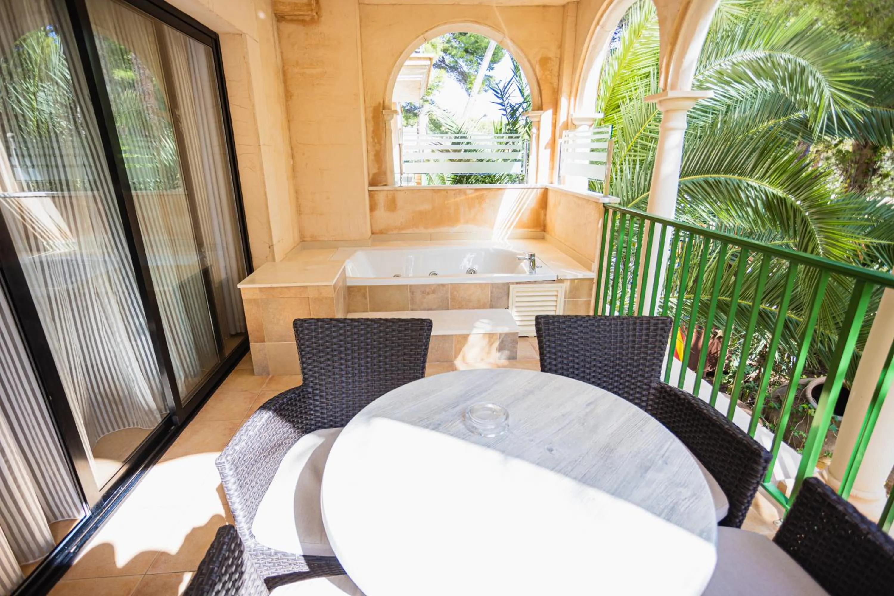 Hot Tub in Lago Garden Apart-Suites & Spa Hotel