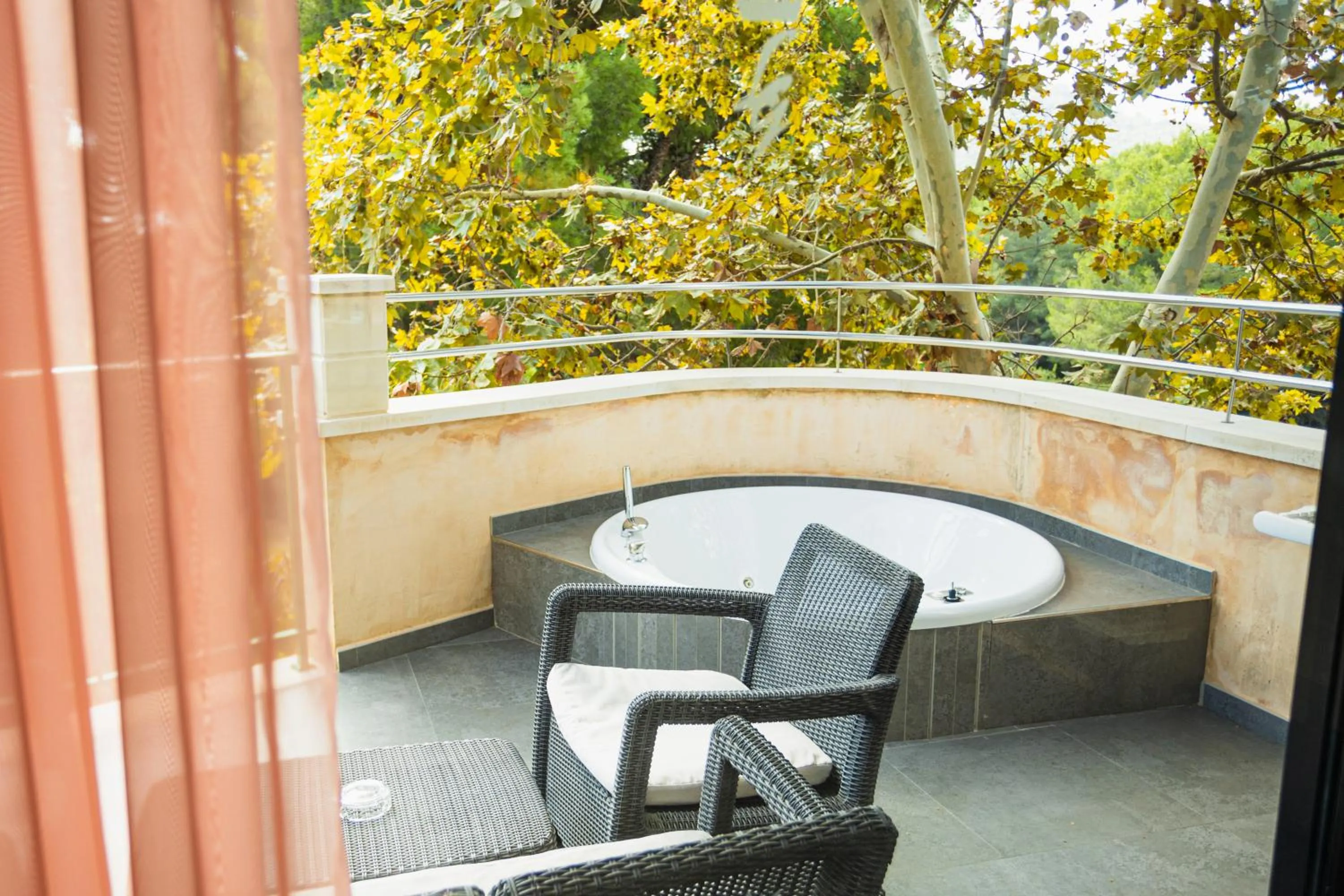 Hot Tub in Lago Garden Apart-Suites & Spa Hotel