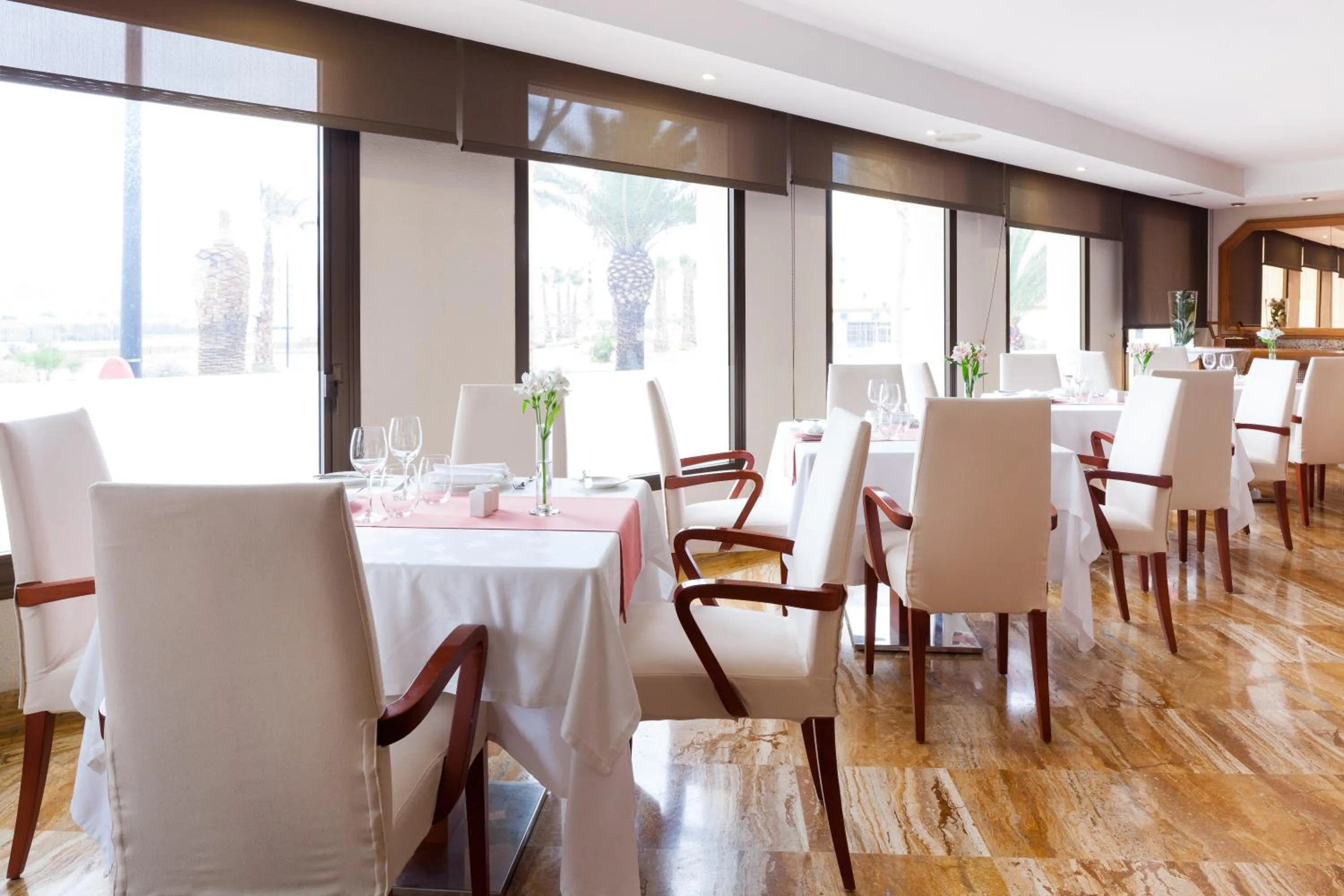 Restaurant/places to eat in Hotel Royal Plaza