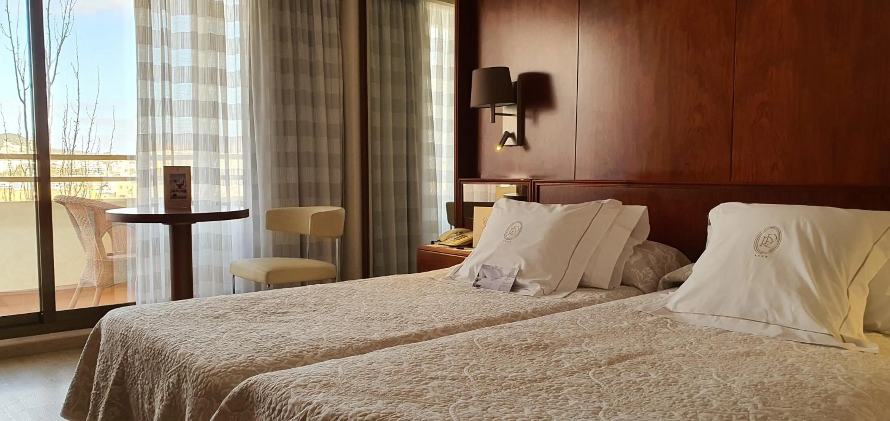 Nearby landmark, Bed in Hotel Royal Plaza