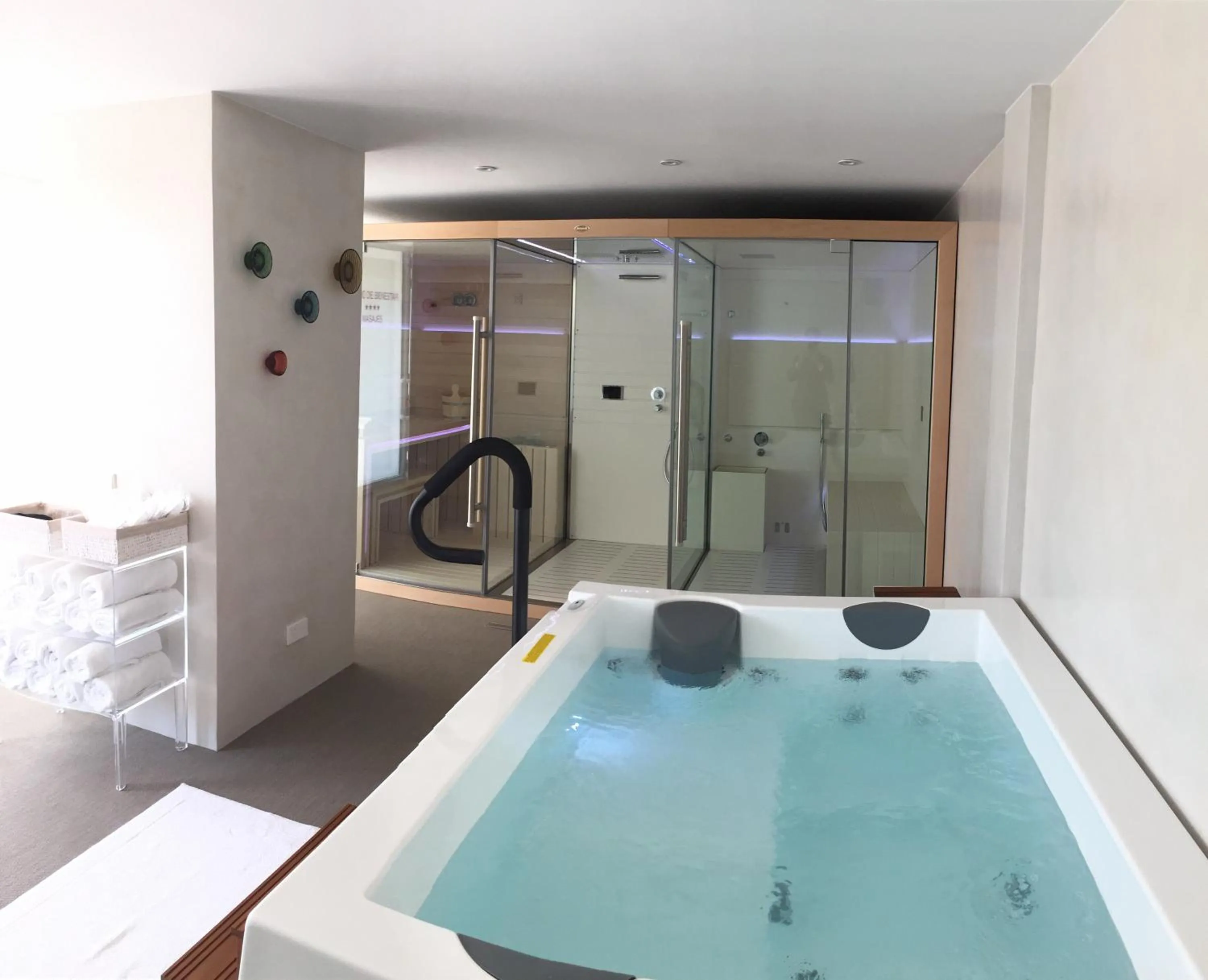 Hot Tub in Hotel Royal Plaza