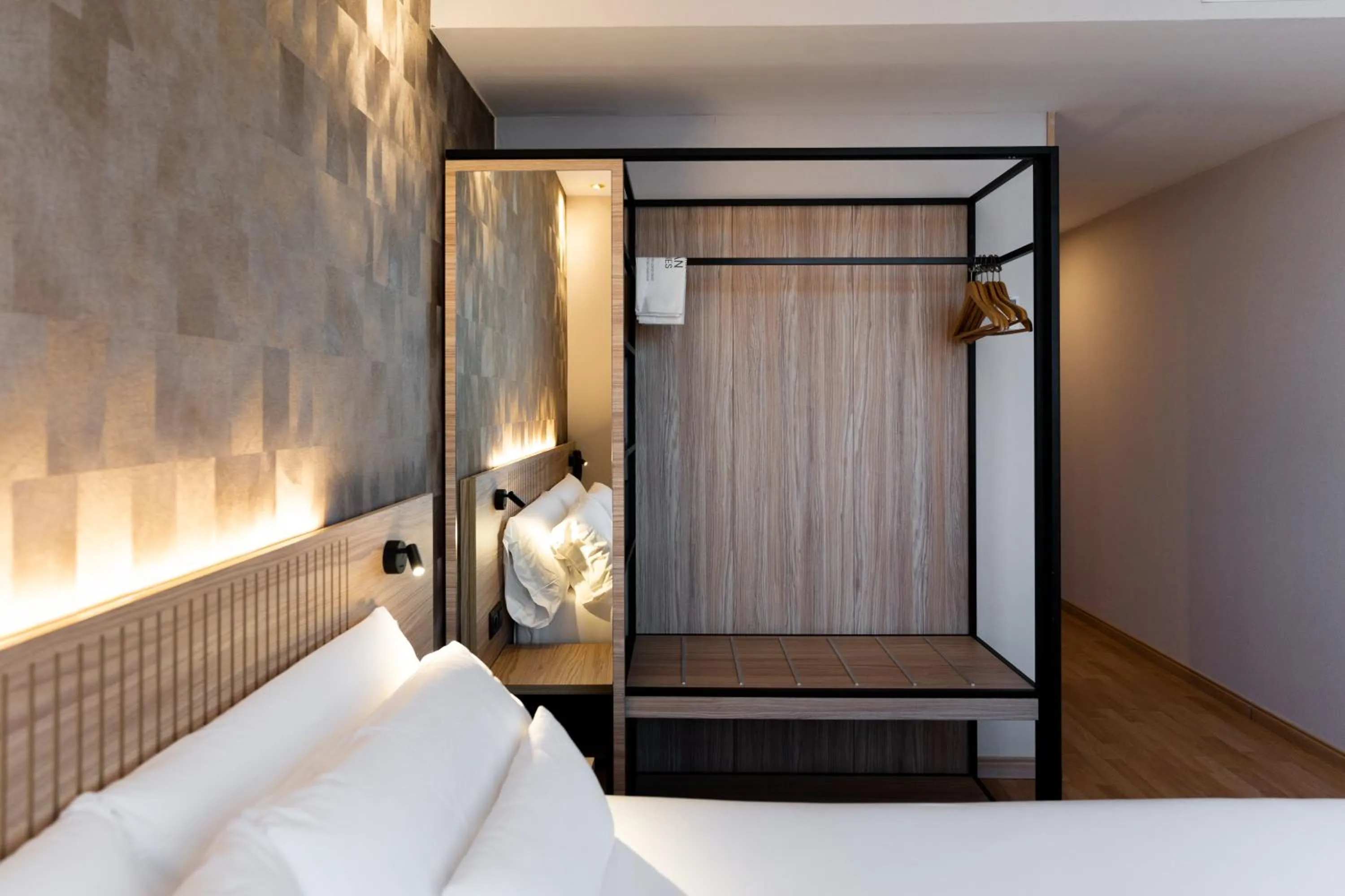 wardrobe, Bed in Petit Palace Eixample