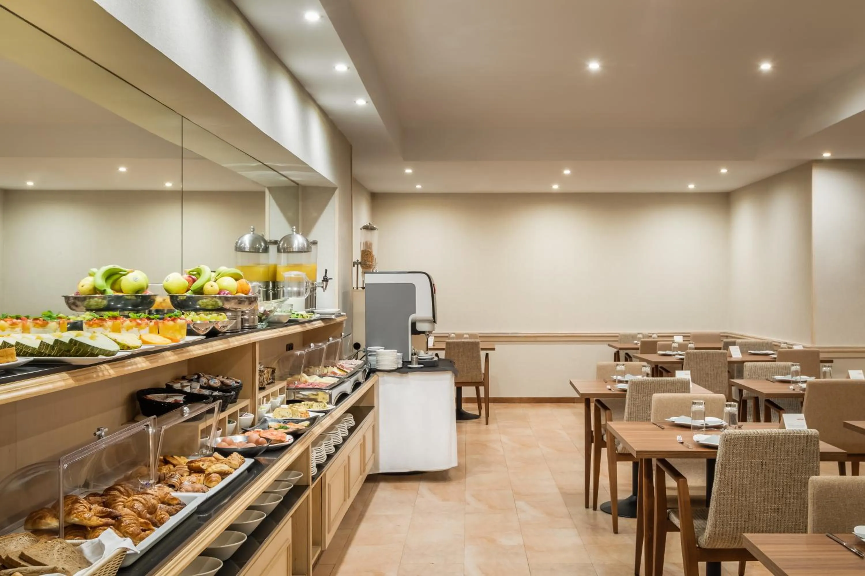 Food and drinks in Petit Palace Eixample