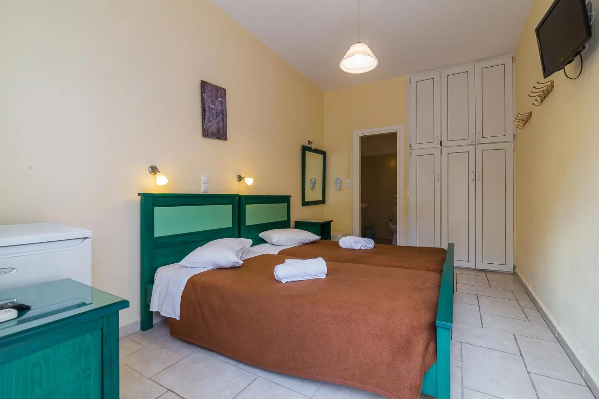 Photo of the whole room in Captain Manolis